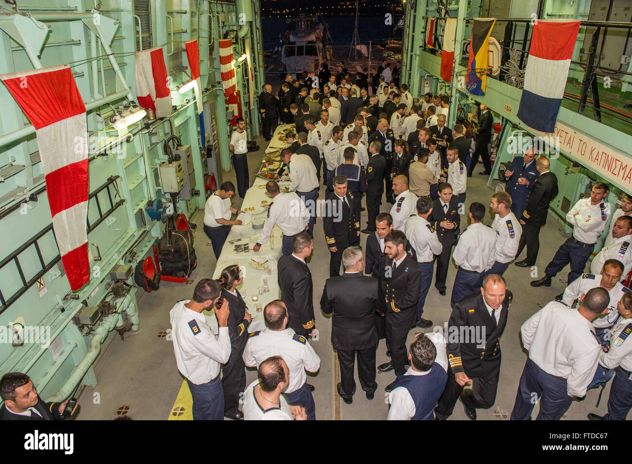 150430-N-XB010-075 SOUDA-Bucht, Griechenland (30. April 2015) Segler USS Laboon (DDG-58) zugewiesen besuchen die Eröffnungsfeier für Übung edle Dina 2015 an Bord der hellenischen Marine Fregatte Spetsai (F 453) 30. April 2015. Laboon, ein Zerstörer der Arleigh-Burke-Klasse geführte Flugkörper, Gridley in Norfolk, beteiligt sich an Übung edle Dina, eine jährliche trilateralen Übung mit hellenischen durchgeführt und israelische Kräfte, um Interoperabilität und taktische Kompetenz in einer Reihe von Bereichen der Kriegsführung zu erhöhen. (Foto: U.S. Navy Mass Communication Specialist 3. Klasse Desmond Parks/freigegeben) Stockfoto