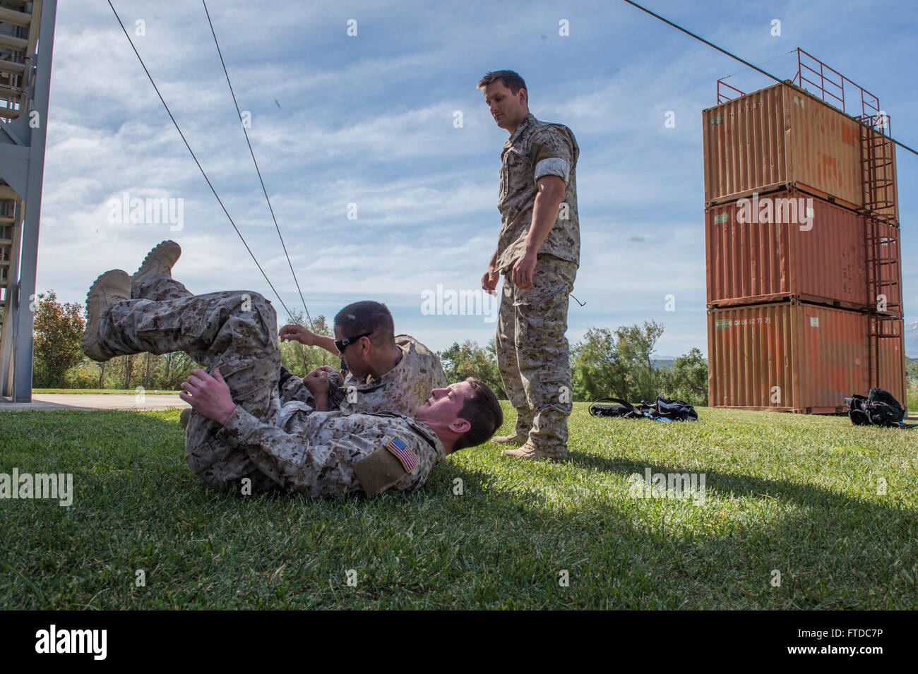 150503-N-XB010-217 SOUDA-Bucht, Griechenland (3. Mai 2015) Segler wie, eine unkooperative Häftling während Besuch, Board, Suche und Beschlagnahme-Training an der NATO Maritime Interdiction Operational Training Center in der Bucht von Souda, Griechenland, 3. Mai 2015 zu unterwerfen, USS Laboon (DDG-58) Praxis zugeordnet. Laboon, ein Zerstörer der Arleigh-Burke-Klasse geführte Flugkörper, Gridley in Norfolk, beteiligt sich an Übung edle Dina 2015, eine jährliche trilateralen Übung mit hellenischen durchgeführt und israelische Kräfte, um Interoperabilität und taktische Kompetenz in einer Reihe von Bereichen der Kriegsführung zu erhöhen. (U.S. Navy Photo von Masse Kommunikation Stockfoto