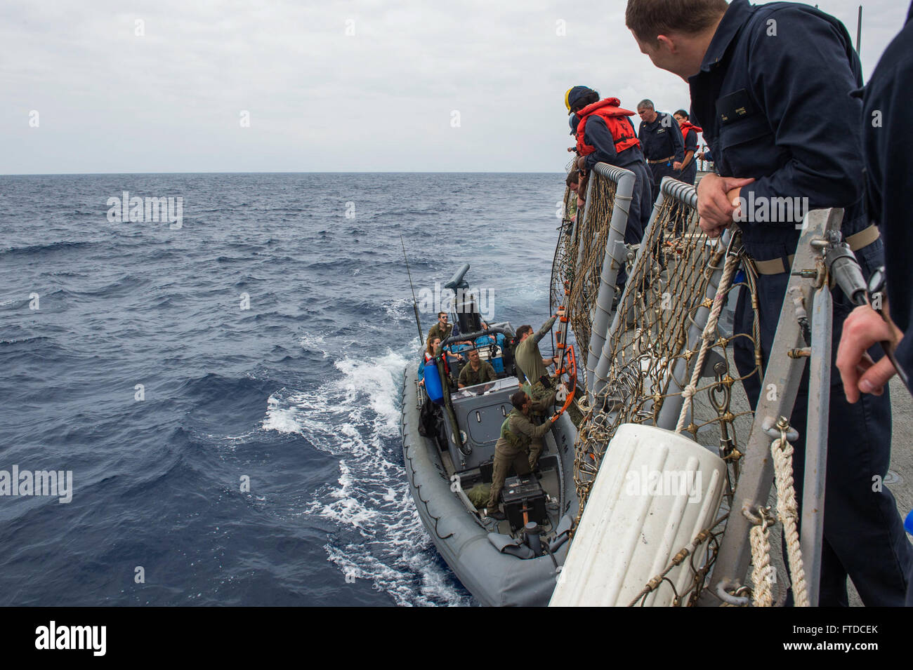 150510-N-XB010-166 Mittelmeer (10. Mai 2015) israelische Kräfte Spezialplatte USS Laboon (DDG-58) von einem Festrumpf aufblasbare Boot vor der Küste von Haifa, Israel, während Übung edle Dina 10. Mai 2015. Laboon, ein Zerstörer der Arleigh-Burke-Klasse geführte Flugkörper, Gridley in Norfolk, beteiligt sich an Übung edle Dina, eine jährliche trilateralen Übung mit hellenischen durchgeführt und israelische Kräfte, um Interoperabilität und taktische Kompetenz in einer Reihe von Bereichen der Kriegsführung zu erhöhen. (Foto: U.S. Navy Mass Communication Specialist 3. Klasse Desmond Parks/freigegeben) Stockfoto