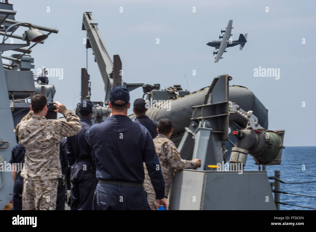 150510-N-XB010-343 Mittelmeer (10. Mai 2015) geht eine c-130 mit amerikanischen und israelischen Spezialkräfte über USS Laboon (DDG-58) während der Übung edle Dina 10. Mai 2015. Laboon, ein Zerstörer der Arleigh-Burke-Klasse geführte Flugkörper, Gridley in Norfolk, beteiligt sich an Übung edle Dina, eine jährliche trilateralen Übung mit hellenischen durchgeführt und israelische Kräfte, um Interoperabilität und taktische Kompetenz in einer Reihe von Bereichen der Kriegsführung zu erhöhen. (Foto: U.S. Navy Mass Communication Specialist 3. Klasse Desmond Parks/freigegeben) Stockfoto