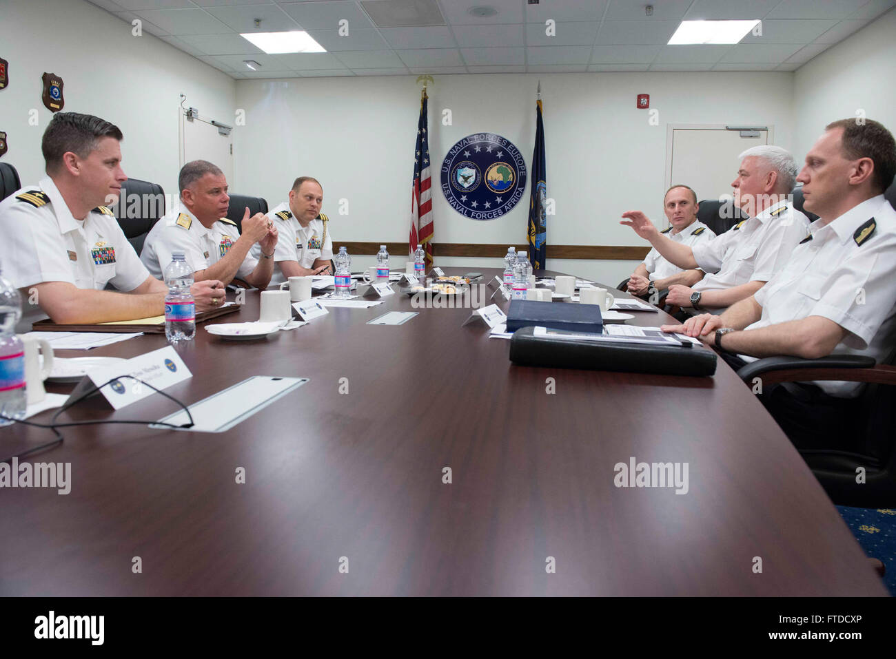 150528-N-OX801-047 NAVAL SUPPORT Aktivität Neapel, Italien (28. Mai 2015) U.S. Naval Forces Europe-Africa Stabschef Rear Admiral John Nowell, zweiter von links, führt Stabsgespräche mit polnischen Marine Deputy Inspector Rear ADM Jaroslaw Ziemianski, zweiter von rechts, am Naval Support Aktivität Neapel, Italien, 28. Mai 2015. US Naval Forces Europe-Afrika/US 6. Flotte Personal bewirtet die Marine Delegation um Zukunftschancen Stärkung der Interoperabilität zu besprechen. (Foto: U.S. Navy Mass Communication Specialist 3. Klasse Daniel P. Schumacher/freigegeben) Stockfoto