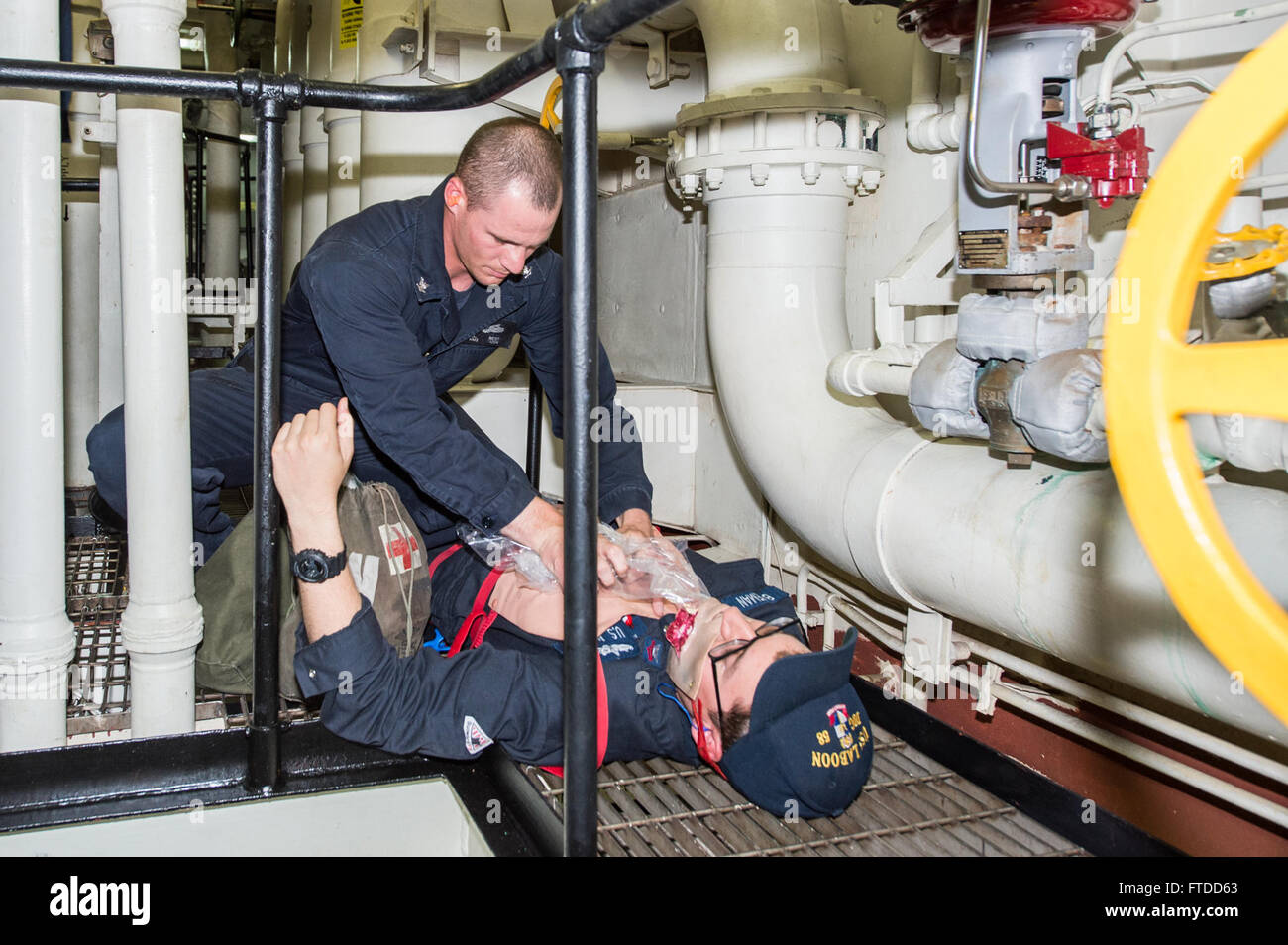 150605-N-XB010-016 Mittelmeer (5. Juni 2015) Hospital Corpsman 3. Klasse Roger beste, Morgantown, West Virginia, Bandagen ein verletzter Seemann während einer mass Casualty Drill in einer Hauptmaschine Platz an Bord der USS Laboon (DDG-58) 5. Juni 2015. Laboon, ein Zerstörer der Arleigh-Burke-Klasse-geführte Flugkörper in Norfolk, Gridley führt Marinebetriebe in den USA 6. Flotte Bereich der Maßnahmen zur Erhöhung der Sicherheit der Vereinigten Staaten in Europa interessiert. (Foto: U.S. Navy Mass Communication Specialist 3. Klasse Desmond Parks) Stockfoto