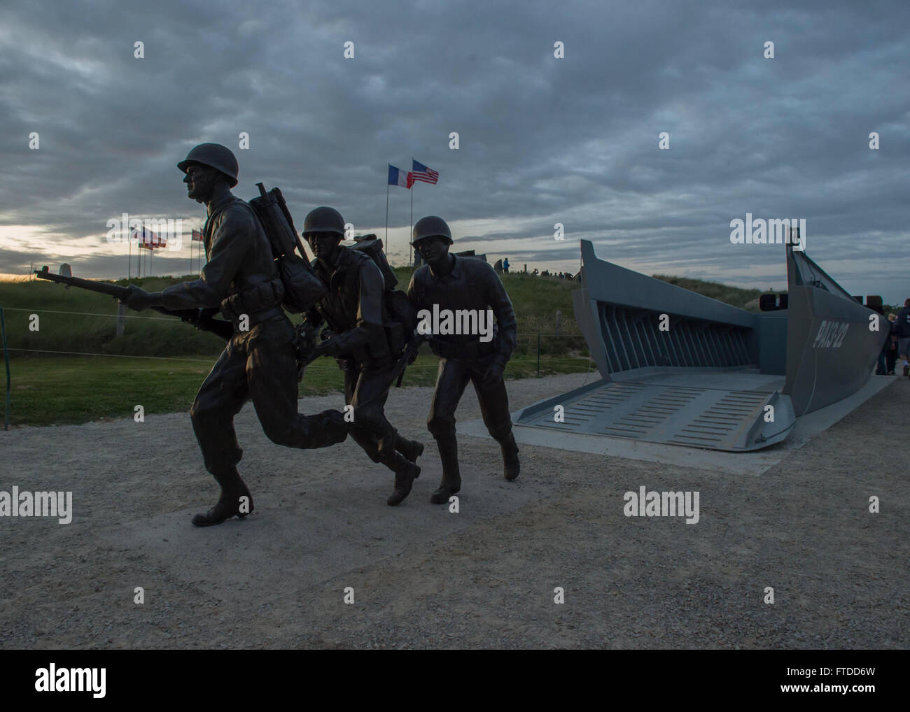 150605-N-QY759-473 UTAH BEACH, Frankreich (5. Juni 2015) The Higgins Boot Denkmal erinnert an die Landungsboote Fahrzeug Personal, auch bekannt als "Higgins Boote," ihre Besatzungen und Boot-Designer Andrew Jackson Higgins. Das Denkmal wurde 6. Juni 2015 nach fast einem Jahr der Geldbeschaffung durch die Stadt Columbus, Nebraska gewidmet. Columbus ist die Heimatstadt von Higgins, wer entwarf die Landungsboote und dessen Firma 20.000 Wasserfahrzeuge für das US-Militär während des zweiten Weltkrieges gebaut. 1.089 dienten am d-Day und waren ausschlaggebend für die Truppen an Land zu bekommen. (Foto: U.S. Navy Mass Communication Specialist 1. Cl Stockfoto