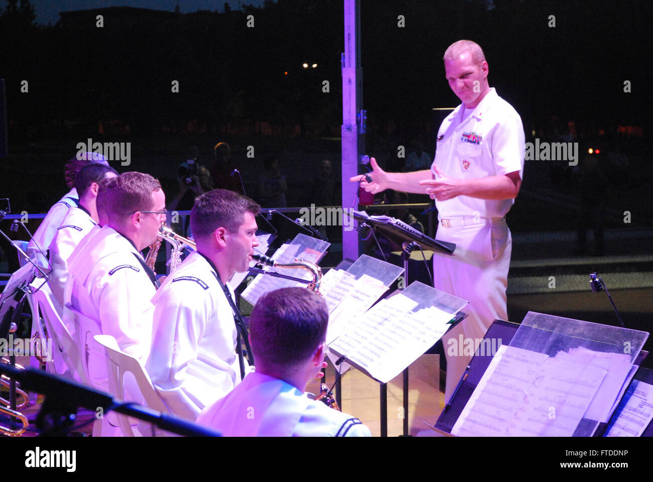 150614-N-ZZ999-197 FROSINONE, Italien (14. Juni 2015) Chief Musiker Steven DeWayne Peters leitet die US Naval Forces Europa Band "Jazz Diplomaten" bei einem Auftritt auf dem Festival Poselli Premio Internazionale della Pizza Tra Musica e Arte in Frosinone, Italien, 14. Juni 2015. Dies war DeWaynes letzte Auftritt mit dieser Band vor dem Schlafengehen im September dieses Jahres. (Foto: U.S. Navy Musiker 3. Klasse Erin Strickland/freigegeben) Stockfoto