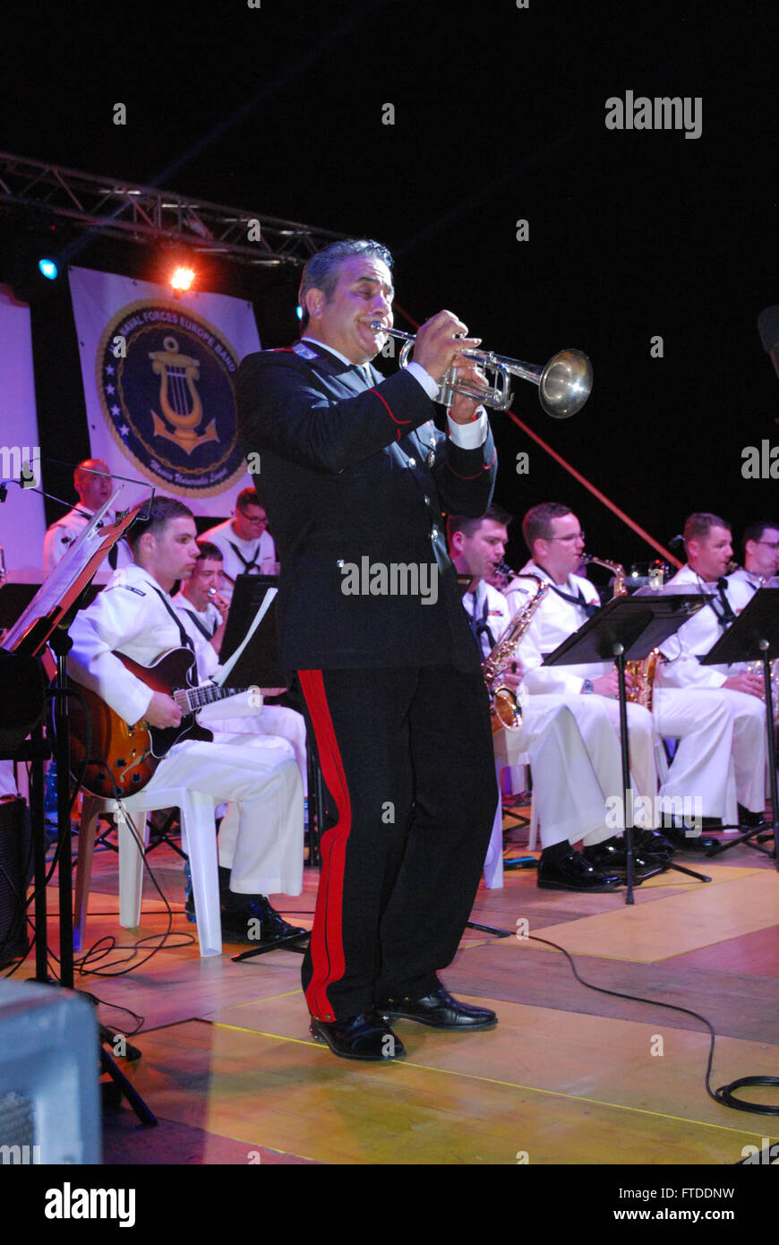 150614-N-ZZ999-237 FROSINONE, Italien (14. Juni 2015) italienische Service-Mitglied Salvatore Curcio spielt eine Solo während einer US Naval Forces Europa Band "Jazz Diplomaten" Auftritt beim Festival Poselli Premio Internazionale della Pizza Tra Musica e Arte in Frosinone, Italien, 14. Juni 2015. U.S. 6. Flottille, mit Sitz in Neapel, Italien, führt das gesamte Spektrum der gemeinsamen und Marine Operationen oft in Konzert mit Alliierten, gemeinsame und ressortübergreifende Partnern, um nationale Interessen der USA und Sicherheit und Stabilität in Europa und Afrika zu fördern. (Foto: U.S. Navy Musiker 3. Klasse Erin Stricklan Stockfoto