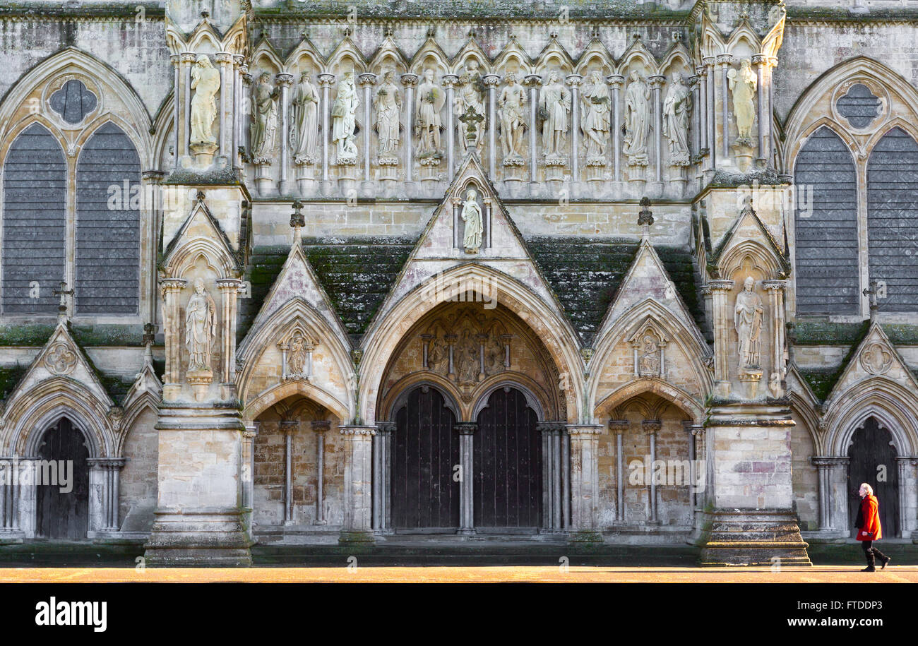 Frau in den Schatten gestellt durch die Kathedrale von salisbury Stockfoto