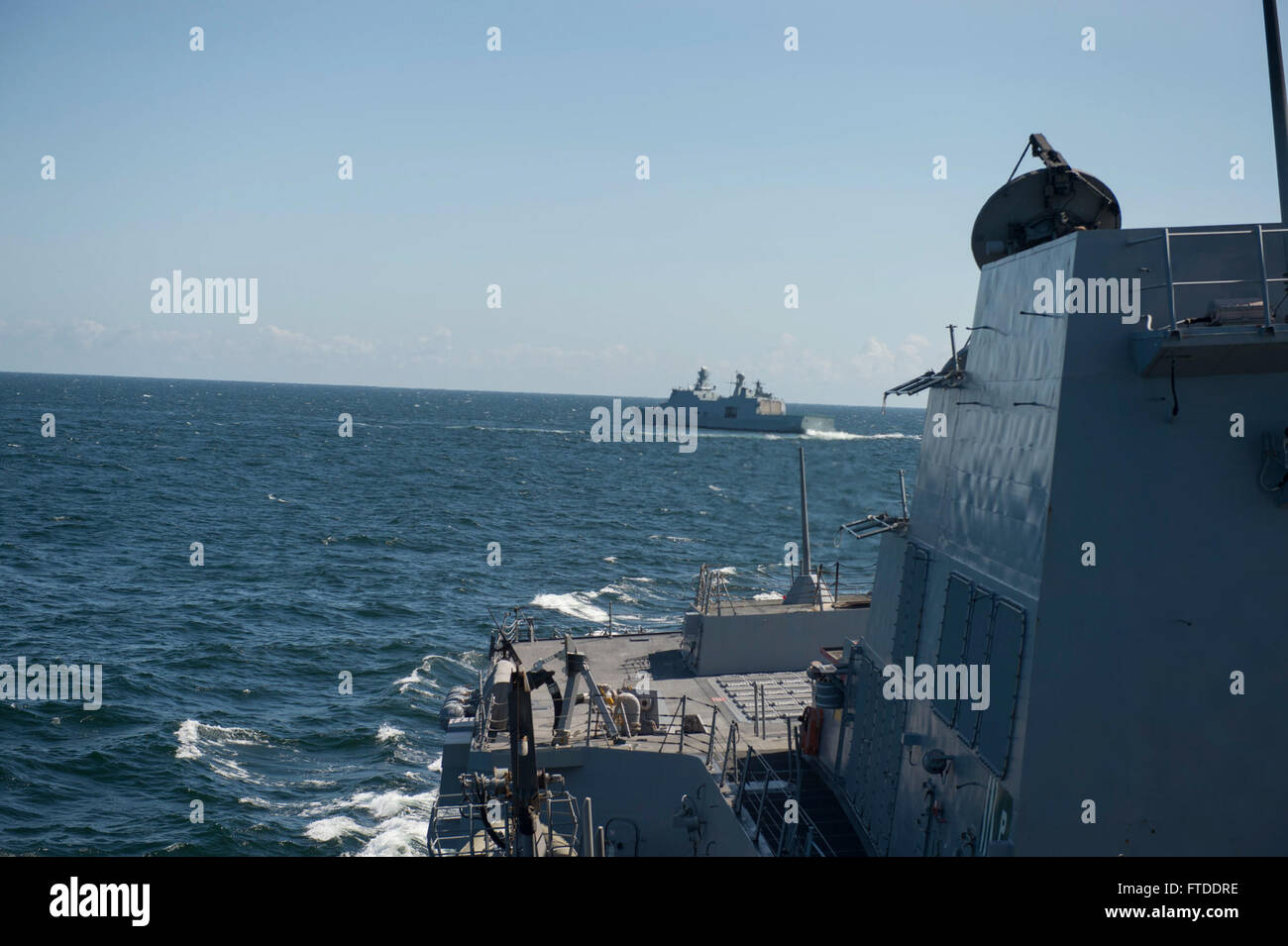 150615-N-ZE250-098 Ostsee (15. Juni 2015) dänische Marine Fregatte HDMS Absalon (L16) Manöver hinter USS Jason Dunham (DDG-109) 15. Juni 2015. Jason Dunham, ein Zerstörer der Arleigh-Burke-Klasse geführte Flugkörper Gridley in Norfolk, ist Übung Baltic Operations (BALTOPS) 2015 beteiligt. BALTOPS ist eine jährlich wiederkehrende multinationalen Übung entwickelt, um Flexibilität und Interoperabilität zu verbessern, sowie der Alliierten beheben und Partner zwingt, um die Baltische Region zu verteidigen. (Foto: U.S. Navy Mass Communication Specialist 3. Klasse Weston Jones/freigegeben) Stockfoto