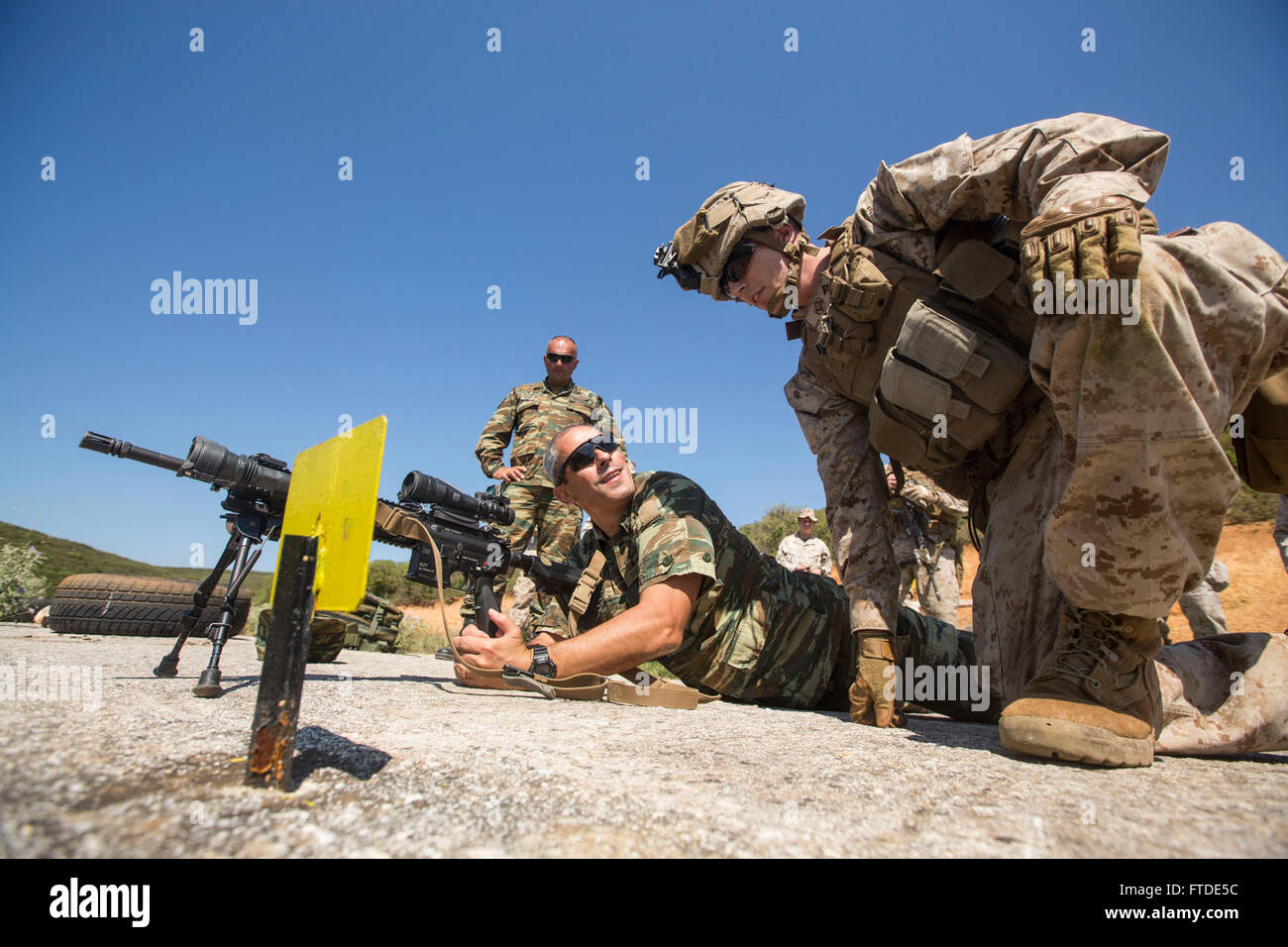 150625-M-YH418-006: VOLOS, Griechenland (25. Juni 2015) - Lance Cpl. Michael Pesce, ein Schütze mit der 24. Marine Expeditionary Unit (MEU), gibt Unterricht an der M-27 Infanterie automatische Waffe, eine griechische Marine mit dem griechischen 521 Marine Bataillon auf eine Ausbildung vor Ort in der Nähe von Volos, Griechenland, 25. Juni 2015, im Rahmen eines bilateralen Trainings. Die 24. MEU ist auf den Schiffen der Iwo Jima amphibisches bereit Gruppe begonnen und führt Marinebetriebe in den USA 6. Flotte Bereich der Maßnahmen zur Erhöhung der Sicherheit der Vereinigten Staaten in Europa interessiert. (U.S. Marine Corps Foto von CPL. Todd F. Mich Stockfoto