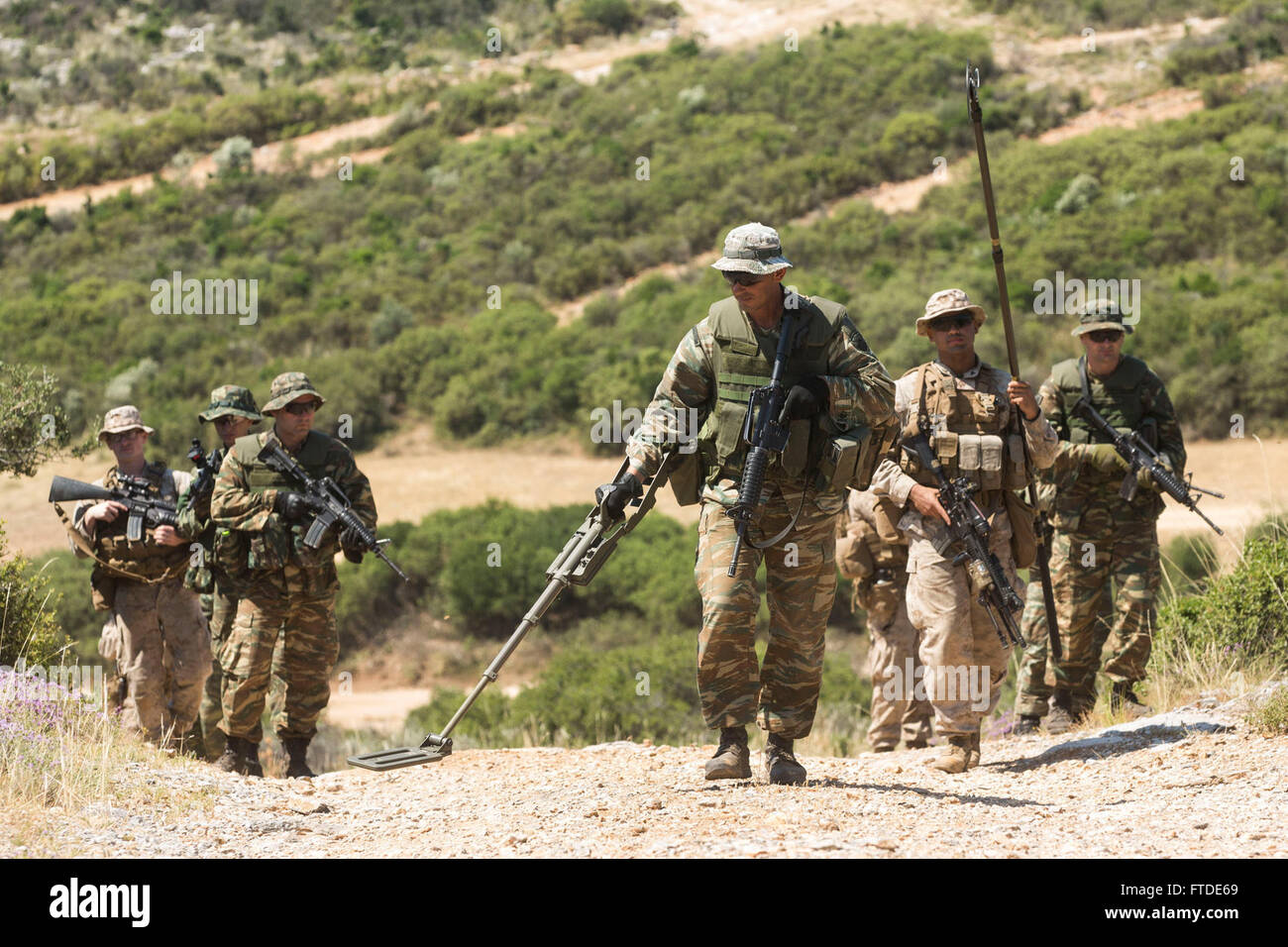 150626-M-YH418-016: VOLOS, Griechenland (26. Juni 2015) - A Griechisch Marine führt eine Patrouille der griechischen Marines mit 521 Marine Battalion und US-Marines mit dem 24. Marine Expeditionary Unit (MEU), während ein Zähler IED im eine Ausbildung vor Ort in der Nähe von Volos, Griechenland, 26. Juni 2015 im Rahmen einer bilateralen Übung trainieren.  Die 24. MEU ist auf den Schiffen der Iwo Jima amphibisches bereit Gruppe begonnen und führt Marinebetriebe in den USA 6. Flotte Bereich der Maßnahmen zur Erhöhung der Sicherheit der Vereinigten Staaten in Europa interessiert. (Foto: U.S. Marine Corps CPL. Todd F. Michalek/freigegeben) Stockfoto