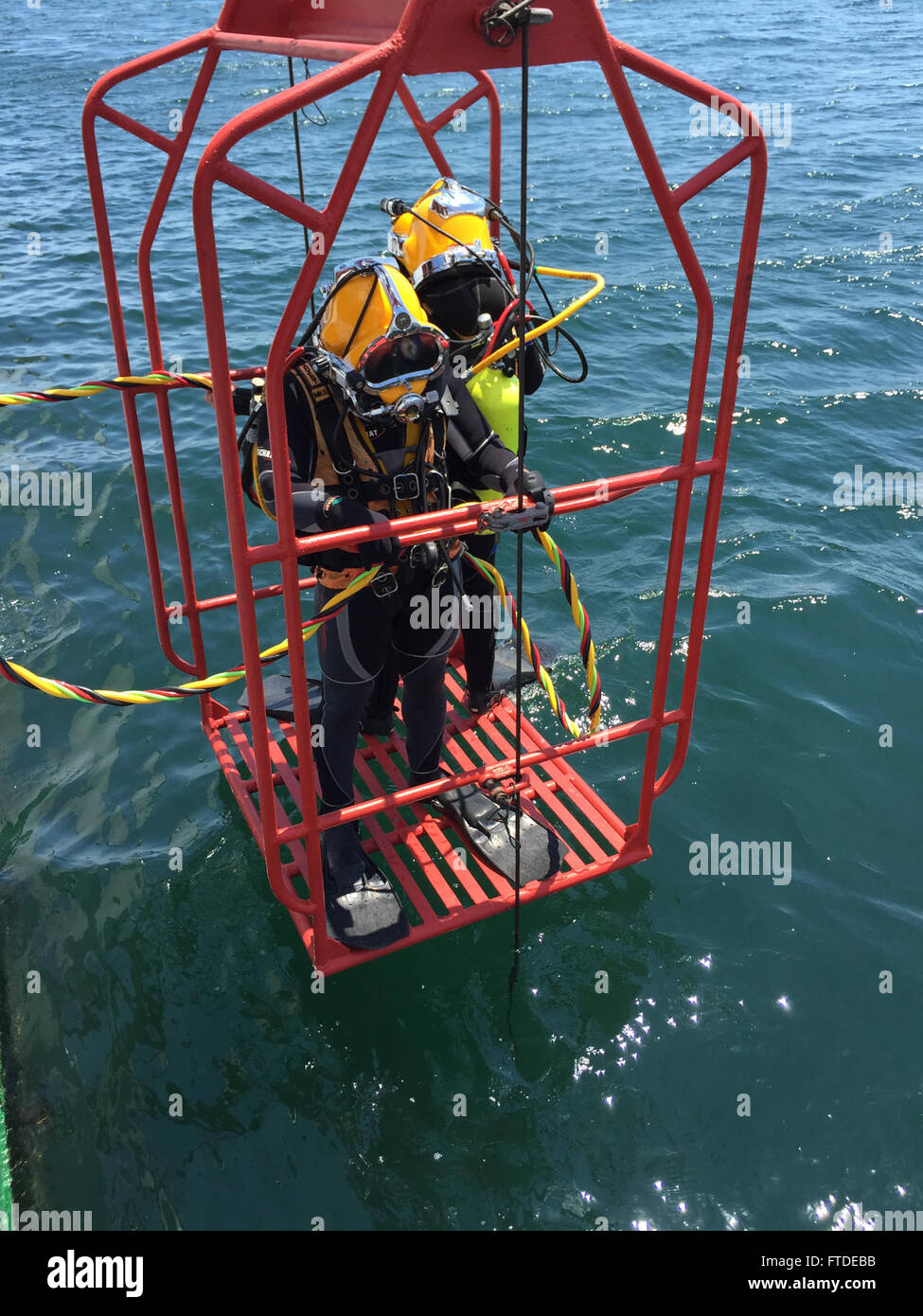 150630-N-ZZ999-001 CONSTANTA, Rumänien (30. Juni 2015) türkische und rumänische Taucher sind in das Wasser aus dem rumänischen Tiefsee-Tauchgang Schiff NMIS Grigore Salam abgesenkt und bereiten sich auf eine 24 Meter Eingewöhnungstauchgang 30. Juni 2015 durchzuführen. Die Veranstaltung ist Teil des EP Dive 15, eine multinationale Austausch entwickelt, um Interoperabilität, Einarbeitung und Stärkung von Partnerschaften zwischen NATO-Verbündeten und Partner des Schwarzen Meeres zu erhöhen. (Foto: U.S. Navy Chef Maschinisten Kumpel Robert Dowda/freigegeben) Stockfoto