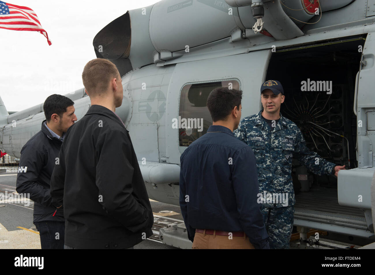 150708-N-ZE250-023-TALLINN, Estland (8. Juli 2015)-Intelligence-Spezialist 1. Klasse Justin Garrett zeigt Mitarbeiter der amerikanischen Botschaft in Estland einen MH-60R Seahawk Hubschrauber zugewiesen, Hubschrauber Maritime Streik Squadron (HSM) 46 auf dem Flugdeck der USS Jason Dunham (DDG-109) 8. Juli 2015. Jason Dunham, ein Zerstörer der Arleigh Burke-Klasse geführte Flugkörper in Norfolk, Gridley führt Marinebetriebe in den USA 6. Flotte Bereich der Maßnahmen zur Erhöhung der Sicherheit der Vereinigten Staaten in Europa interessiert. (Foto: U.S. Navy Mass Communication Specialist 3. Klasse Weston Jones/freigegeben) Stockfoto