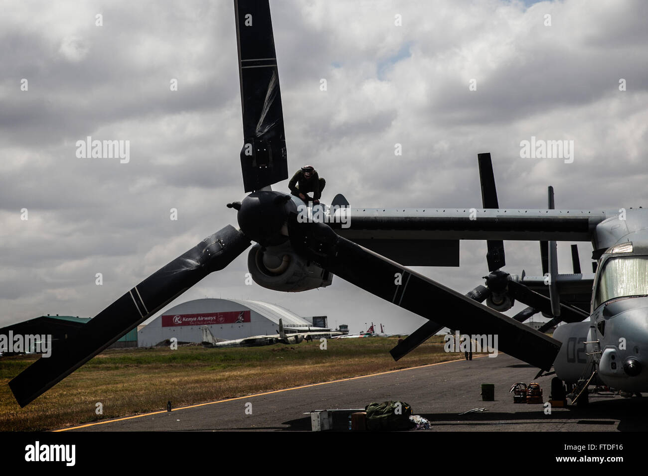 150720-M-JT438-090 NAIROBI, Kenia (20. Juli 2015) A US Marine mit der "Greyhawks" der Marine Medium Tiltrotor Squadron 161 (Stahlbeton), 15. Marine Expeditionary Unit, führt Wartungsarbeiten an den Motor ein MV-22 Osprey. Die Marines sind in Kenia, Präsident Barrack Obama bevorstehenden Besuch zu unterstützen. Die "Greyhawks" sind der Luftfahrt Bekämpfung Bestandteil der 15. MEU, die auf die Essex amphibische bereit Gruppe in Angriff genommen und eingesetzt, um die Aufrechterhaltung der regionalen Sicherheit in den USA 6. Flotte Einsatzgebiet. (Foto: U.S. Marine Corps CPL Elize McKelvey/freigegeben) Stockfoto