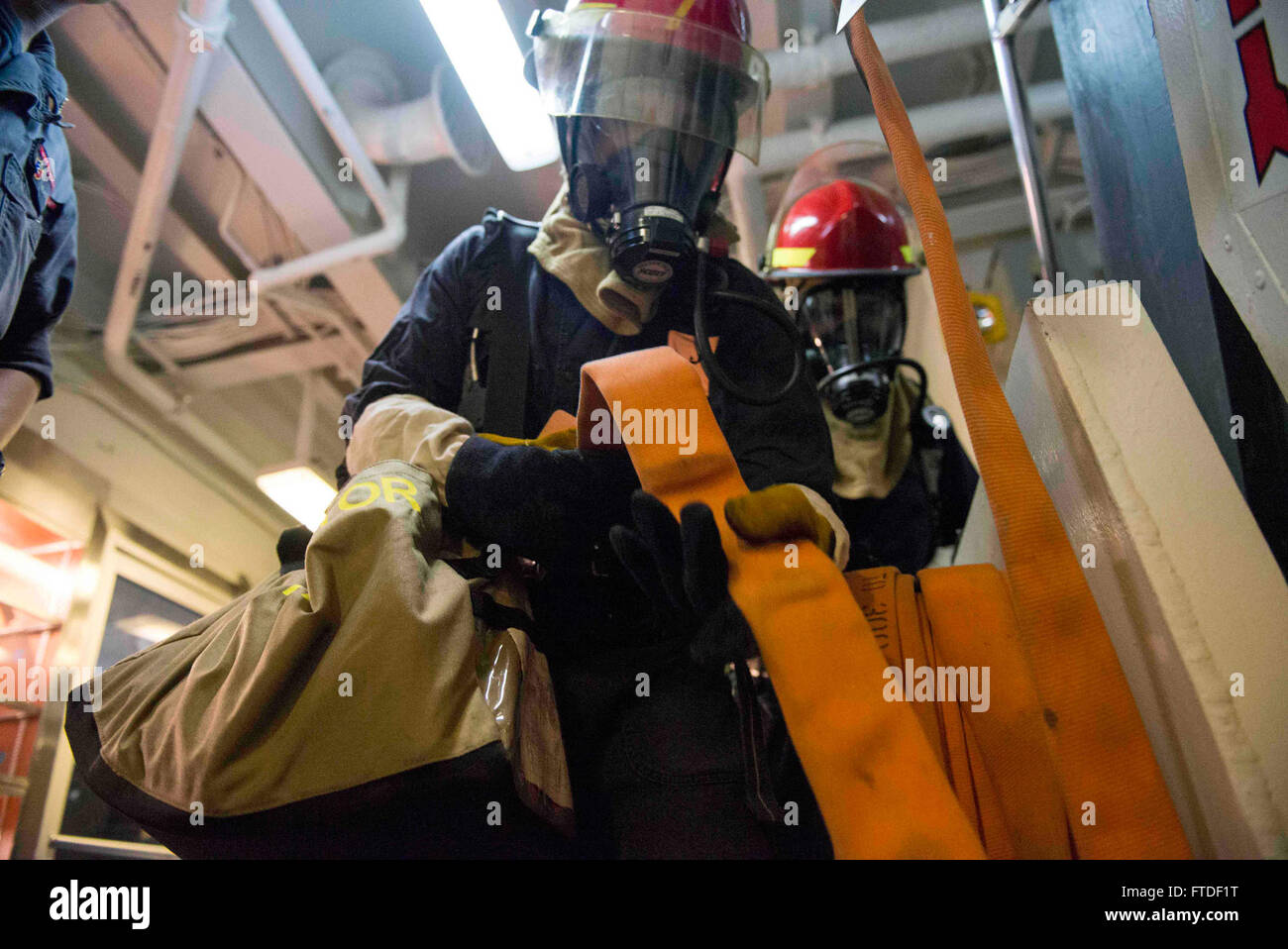 150718-N-XN521-044 indischen Ozean (21. Juli 2015) Segler gefälschte aus einem Feuerwehrschlauch während Schadensbegrenzung Bohrer auf der Wasp-Klasse amphibischer Angriff Schiff USS Essex (LHD-2). Essex, in San Diego, Gridley führt Marinebetriebe in den USA 6. Flotte Bereich der Maßnahmen zur Erhöhung der Sicherheit der Vereinigten Staaten in Europa und Afrika interessiert. (Foto: U.S. Navy Mass Communication Specialist 3. Klasse Irwin D. Sampaga/freigegeben) Stockfoto