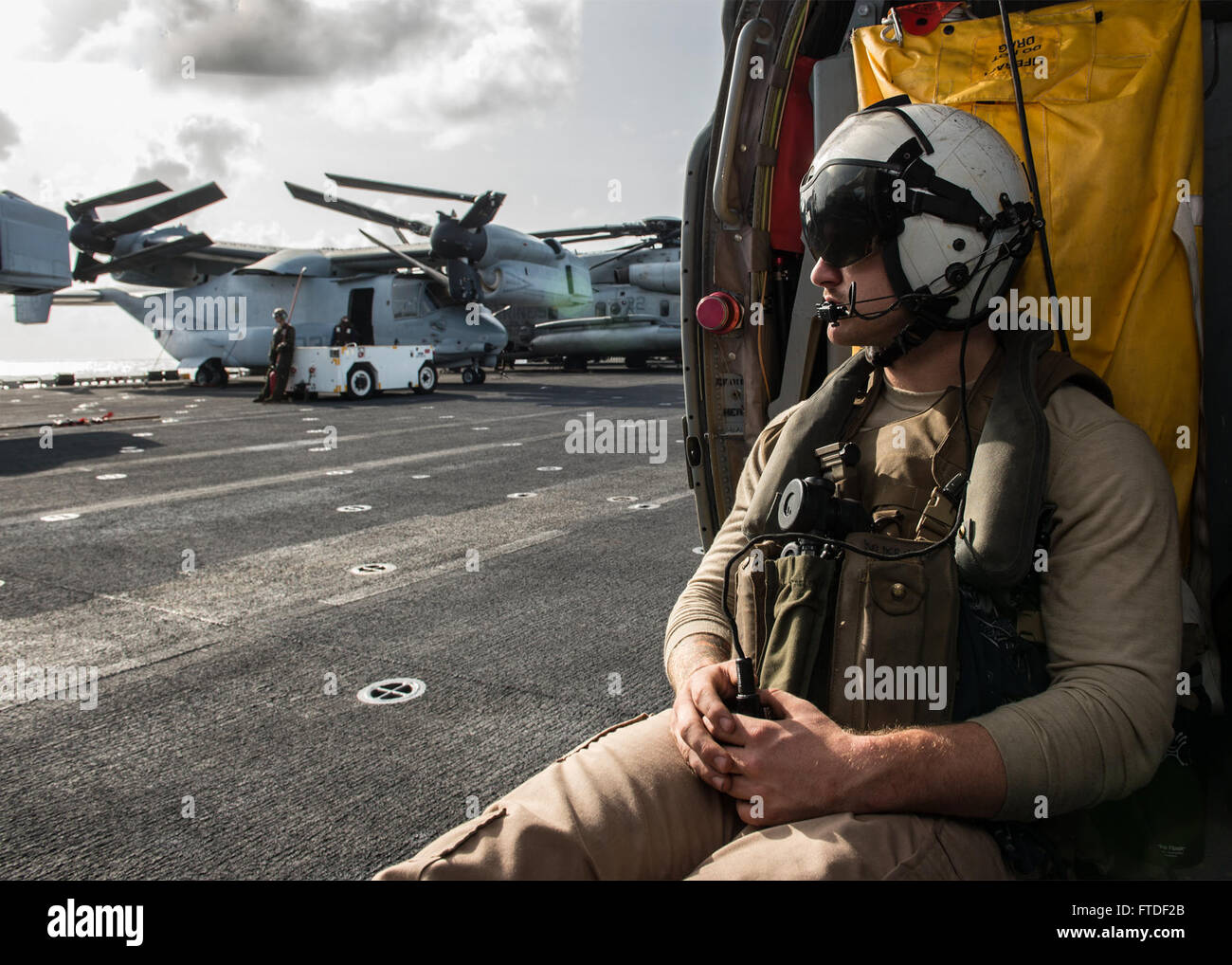 150722-N-MD297-028 indischen Ozean (22. Juli 2015) Naval Air Crewman (Hubschrauber) 3. Klasse Jared Kelderman aus der "Totschläger" der Hubschrauber Meer bekämpfen Squadron (HSC) 21 kommuniziert mit Piloten auf einem MH-60 s Sea Hawk während ein Wartungs-Check auf der Wasp-Klasse amphibischer Angriff Schiff USS Essex (LHD-2). Essex, in San Diego, Gridley führt Marinebetriebe in den USA 6. Flotte Bereich der Maßnahmen zur Erhöhung der Sicherheit der Vereinigten Staaten in Europa und Afrika interessiert. (Foto: U.S. Navy Mass Communication Specialist 2. Klasse Huey D. jüngere Jr./freigegeben) Stockfoto