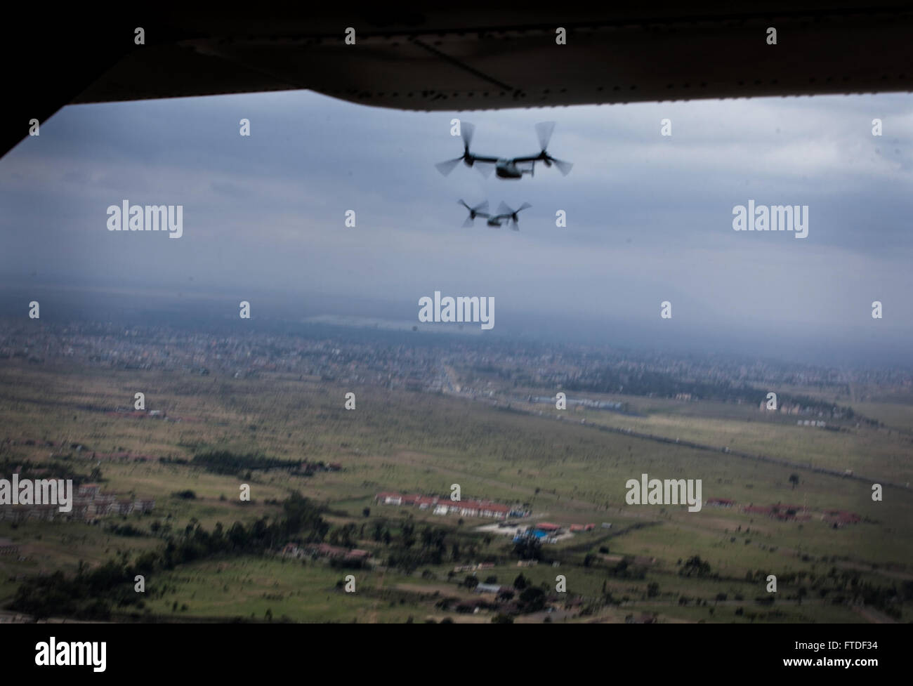 150723-M-JT438-039 NAIROBI, Kenia (23. Juli 2015) MV-22 b Fischadler mit der "Greyhawks" der Marine Medium Tiltrotor Squadron 161 (Stahlbeton), 15. Marine Expeditionary Unit (MEU), fliegen Sie über Kenia nach der Abfahrt Jomo Kenyatta International Airport. Die Marines sind in Kenia, Präsident Barrack Obama Besuch zu unterstützen. Elemente des 15. MEU, Sitz in Camp Pendleton, Kalifornien, und begann an Bord der Essex führen Marinebetriebe in der 6. Flotte Bereichen der Operation zur Unterstützung des nationalen Sicherheitsinteressen der USA in Europa und Afrika. (U.S. Marine Corps Foto von CPL Elize McKelvey/NO Stockfoto