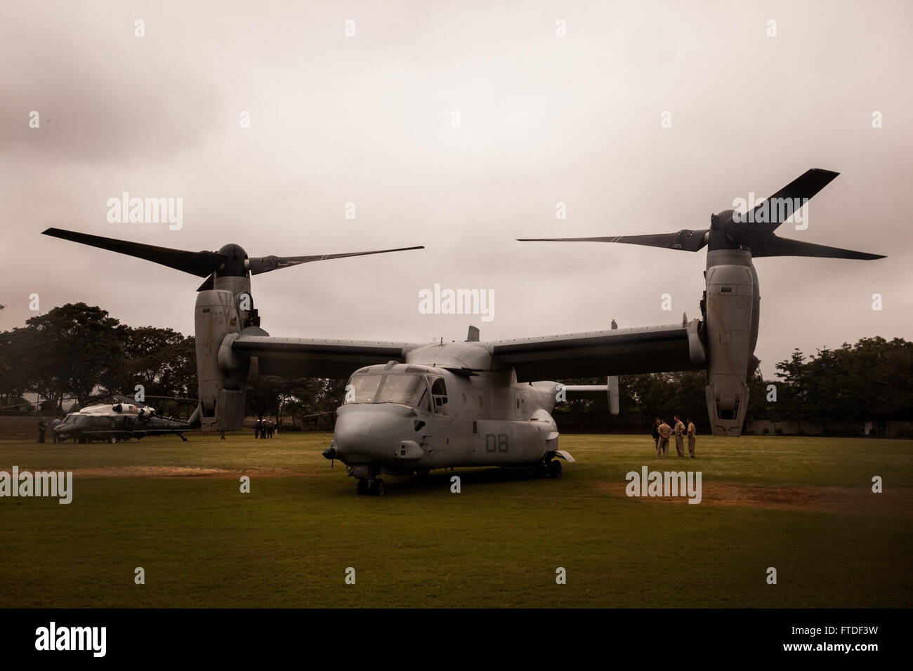 150725-M-JT438-091 NAIROBI, Kenia (25. Juli 2015) inszeniert ein MV-22 Osprey mit der "Greyhawks" der Marine Medium Tiltrotor Squadron 161 (Stahlbeton), 15. Marine Expeditionary Unit (MEU), in der Nähe eines Flugzeugs von Marine Helicopter Squadron One (HMX-1) nach dem Transport Personal während Präsident Obama Besuch in Nairobi 25. Juli 2015 zu helfen. Elemente des 15. MEU, Sitz in Camp Pendleton, Kalifornien, und begann an Bord der Essex führen Marinebetriebe in der 6. Flotte Bereichen der Operation zur Unterstützung des nationalen Sicherheitsinteressen der USA in Europa und Afrika. (U.S. Marine Corps Foto b Stockfoto