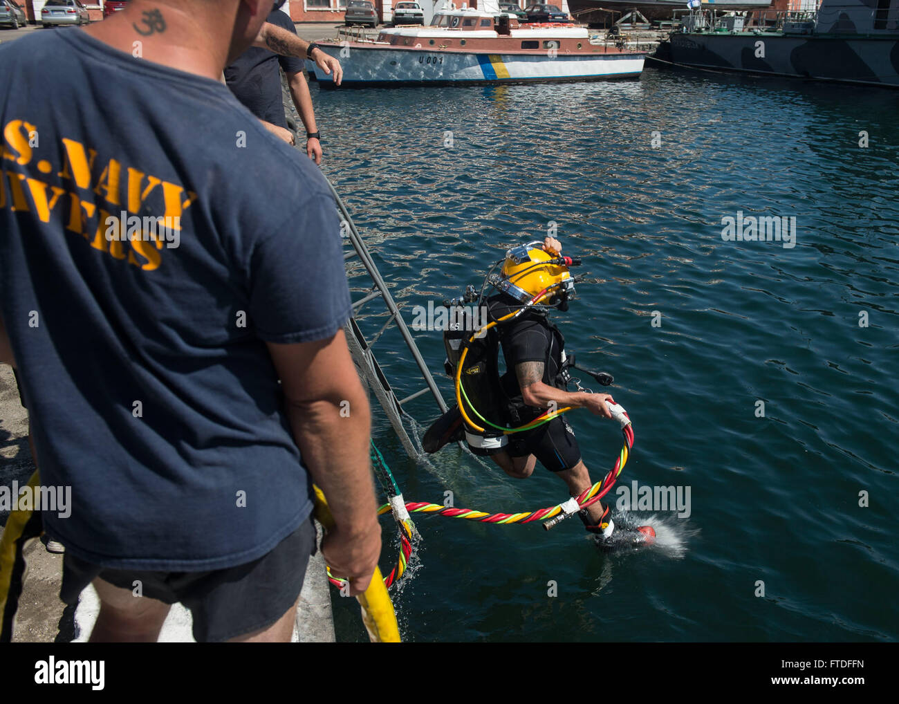 150902-N-FQ994-088 Odessa, Ukraine (2. September 2015) ukrainische Marine Diver Bogdan Kobylchenko gelangt das Wasser bei Sea Breeze 2015 Tauchgang Komponente am Western Naval Base praktische Hafen am 2. September.  Sea Breeze ist ein Luft-, Land- und Seeverkehr Übung zur Verbesserung der Sicherheit im Seeverkehr, Sicherheit und Stabilität im Schwarzen Meer.  (Foto: U.S. Navy Mass Communication Specialist 3. Klasse Robert S. Price/freigegeben) Stockfoto