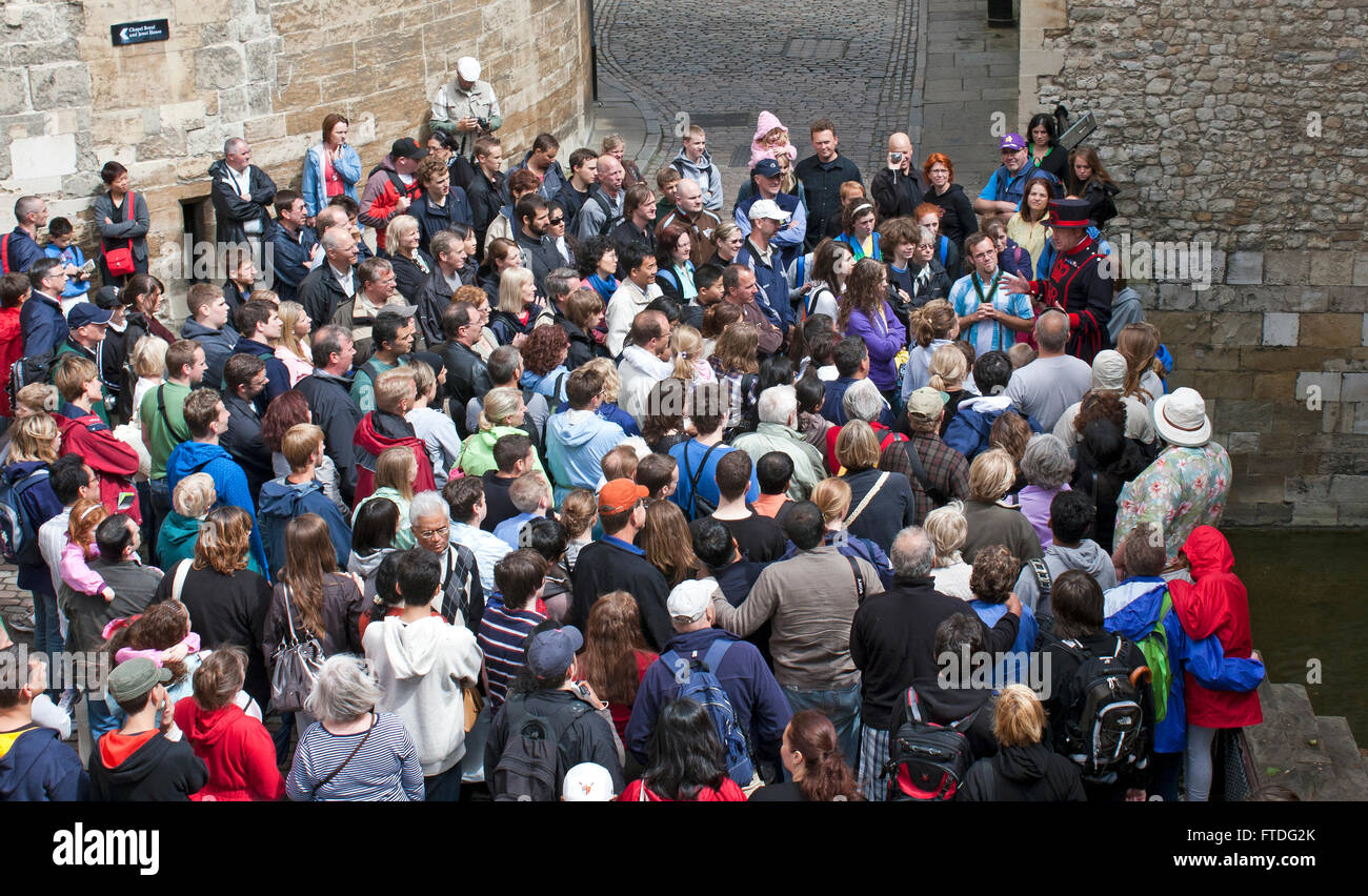 Beefeater Führer im Gespräch mit Touristen auf den Tower of london Stockfoto