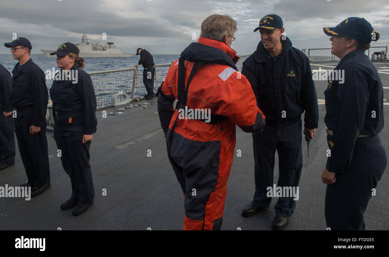 151006-N-OX430-028 Atlantik (6. Oktober 2015) Commander Gilbert Clark, Executive Officer von der Arleigh-Burke-Klasse geführte Flugkörper Zerstörer USS The Sullivans (DDG-68), begrüßt Royal Holland Marine Commodore Frank Sijtsma, Kommandant, gemeinsame Krieger Task Group 315.01 an Bord während der Übung Joint Warrior 15-2. Gemeinsame Krieger ist ein Vereinigtes Königreich führte multinationale kooperative Übung entwickelt, um die NATO und die Alliierten Streitkräfte für global Operations vorzubereiten. (Foto: U.S. Navy Masse Kommunikation Spezialist Seemann Daniel Gaither/freigegeben) Stockfoto