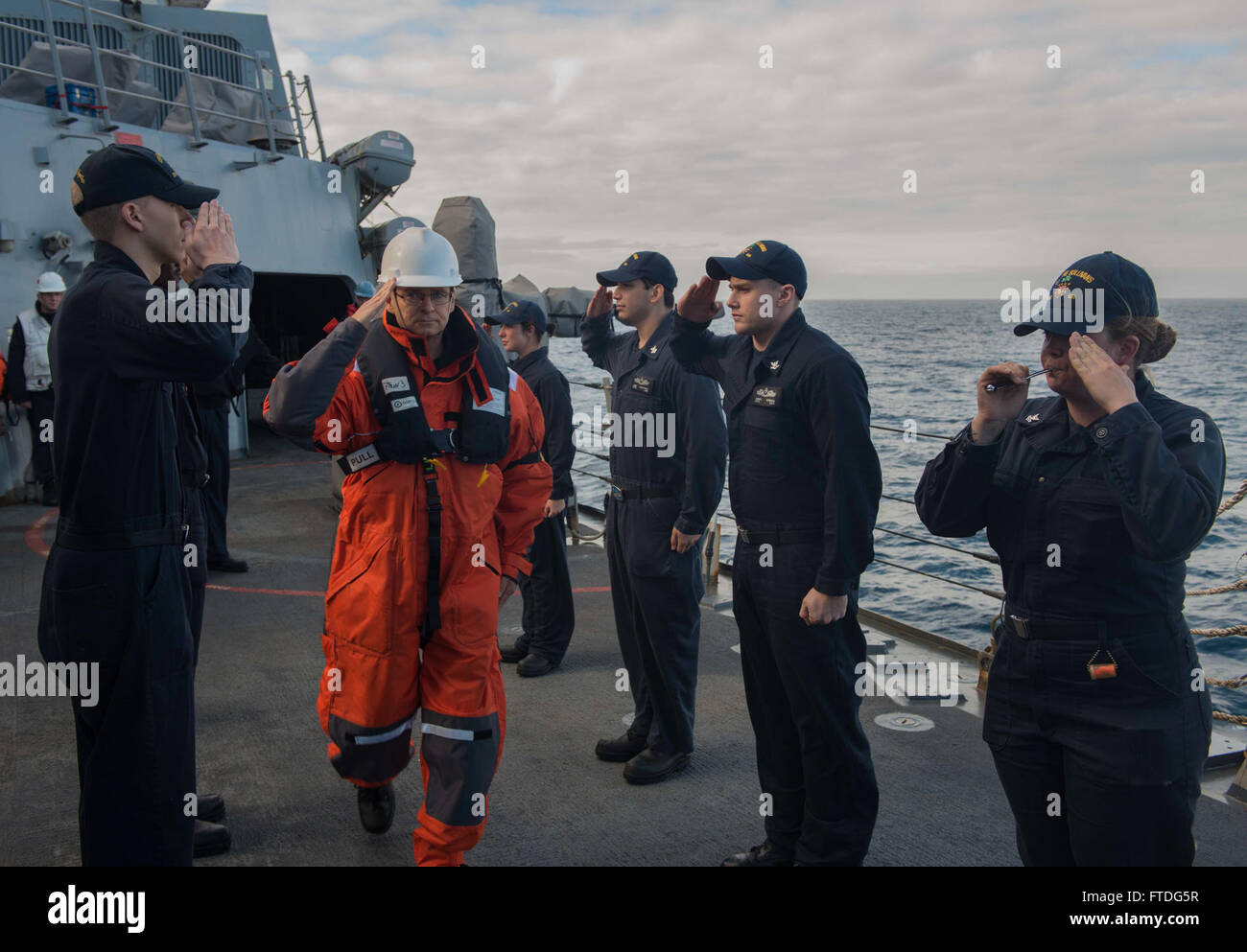 151006-N-OX430-047 Atlantik (6. Oktober 2015) Sideboys Rendern einen Gruß für Royal Holland Marine Commodore Frank Sijtsma, Kommandant, gemeinsame Krieger Task Group 315.01, wie er die Arleigh-Burke-Klasse geführte Flugkörper Zerstörer USS The Sullivans (DDG-68) während der Übung Joint Warrior 15-2 fährt. Gemeinsame Krieger ist ein Vereinigtes Königreich führte multinationale kooperative Übung entwickelt, um die NATO und die Alliierten Streitkräfte für global Operations vorzubereiten. (Foto: U.S. Navy Masse Kommunikation Spezialist Seemann Daniel Gaither/freigegeben) Stockfoto