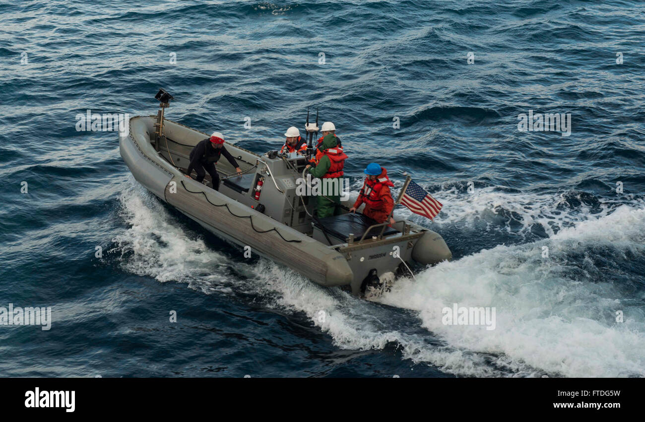 151006-N-OX430-063 Atlantik (6. Oktober 2015) Royal Holland Marine Commodore Frank Sijtsma, Kommandant, gemeinsame Krieger Task Group 315.01, fährt den Arleigh-Burke-Klasse Flug geführte Flugkörper Zerstörer USS The Sullivans (DDG-68) auf einem Festrumpf-Schlauchboot (RHIB) während der Übung Joint Warrior 15-2. Gemeinsame Krieger ist ein Vereinigtes Königreich führte multinationale kooperative Übung entwickelt, um die NATO und die Alliierten Streitkräfte für global Operations vorzubereiten. (Foto: U.S. Navy Masse Kommunikation Spezialist Seemann Daniel Gaither/freigegeben) Stockfoto