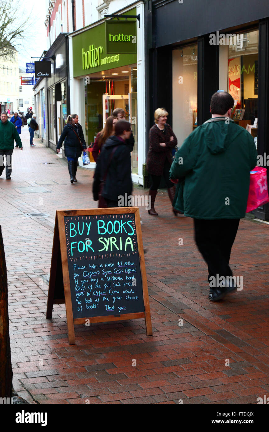Kaufen Sie Bücher für Syrien Kampagnenschild außerhalb der Waterstones Buchhandlung, Calverley Road, Tunbridge Wells, Kent, England Stockfoto
