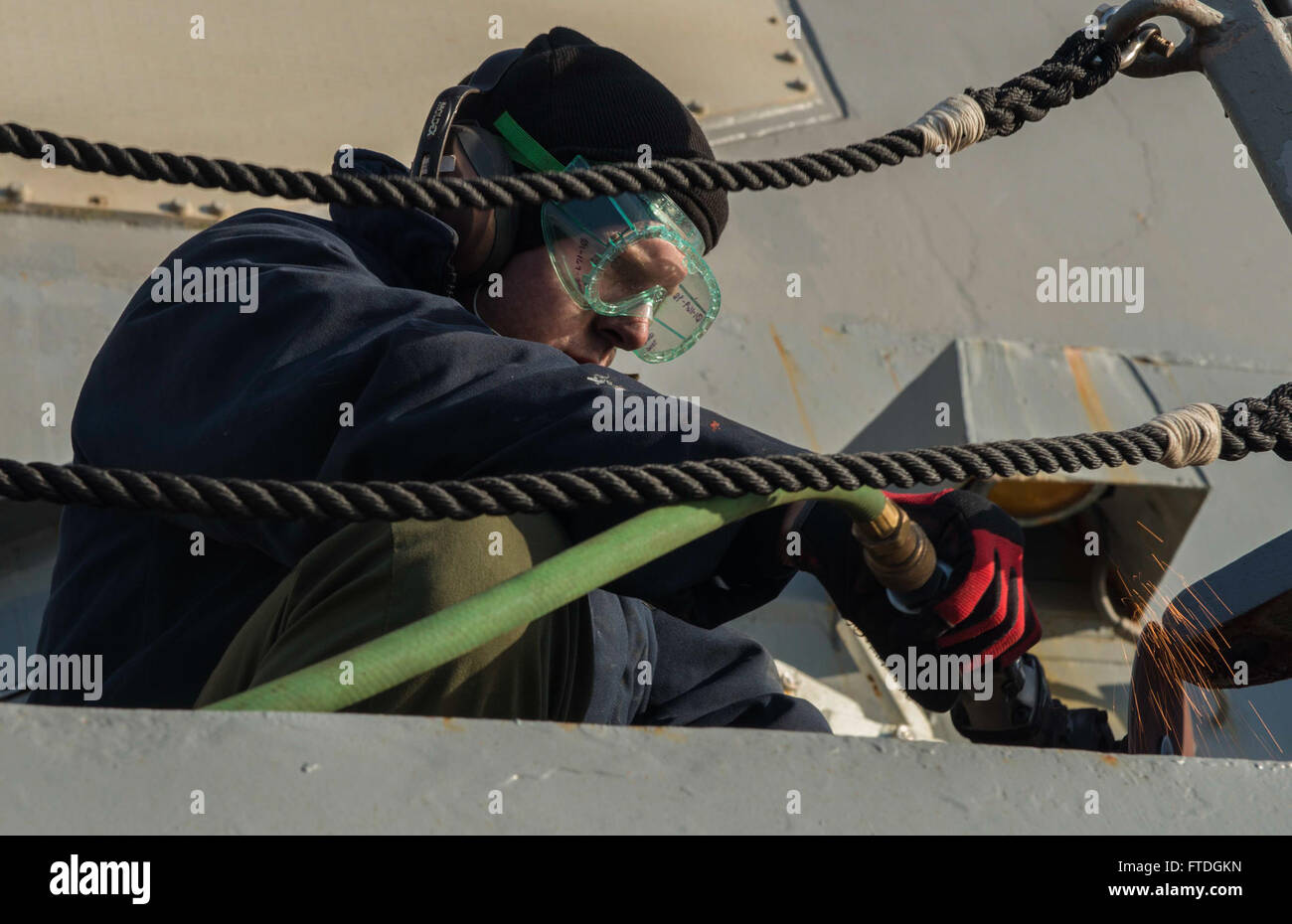 151019-N-OX430-013 Atlantik (19. Oktober 2015) Seemann Grant Long führt Konservierungsarbeiten auf dem Vorschiff an Bord der Arleigh-Burke-Klasse geführte Flugkörper Zerstörer USS The Sullivans (DDG-68) 19. Oktober 2015. Die Sullivans beteiligt sich auf See Demonstration 15 (ASD15), die ist eine U.K gehostet, U.S. erleichtert, multi-nationalen Demonstration der Koalition integrierte Luft- und Raketenabwehr-Fähigkeit. (Foto: U.S. Navy Masse Kommunikation Spezialist Seemann Daniel Gaither/freigegeben) Stockfoto