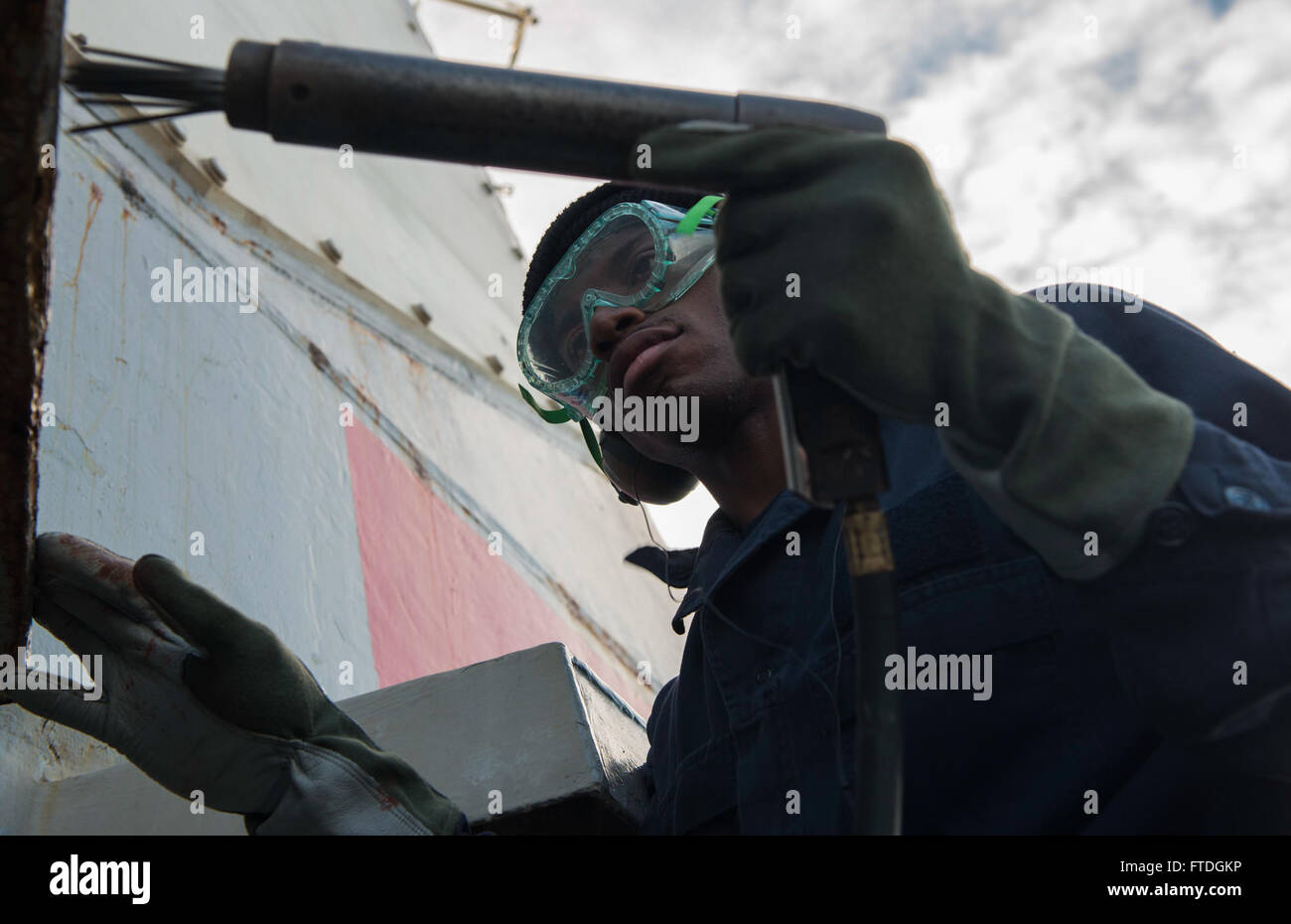 151019-N-OX430-027 Atlantik (19. Oktober 2015) Boatswain Mate Seemann Rekrut Andrae Gryce führt Konservierungsarbeiten auf dem Vorschiff an Bord der Arleigh-Burke-Klasse geführte Flugkörper Zerstörer USS The Sullivans (DDG-68) 19. Oktober 2015. Die Sullivans beteiligt sich auf See Demonstration 15 (ASD15), die ist eine U.K gehostet, U.S. erleichtert, multi-nationalen Demonstration der Koalition integrierte Luft- und Raketenabwehr-Fähigkeit. (Foto: U.S. Navy Masse Kommunikation Spezialist Seemann Daniel Gaither/freigegeben) Stockfoto