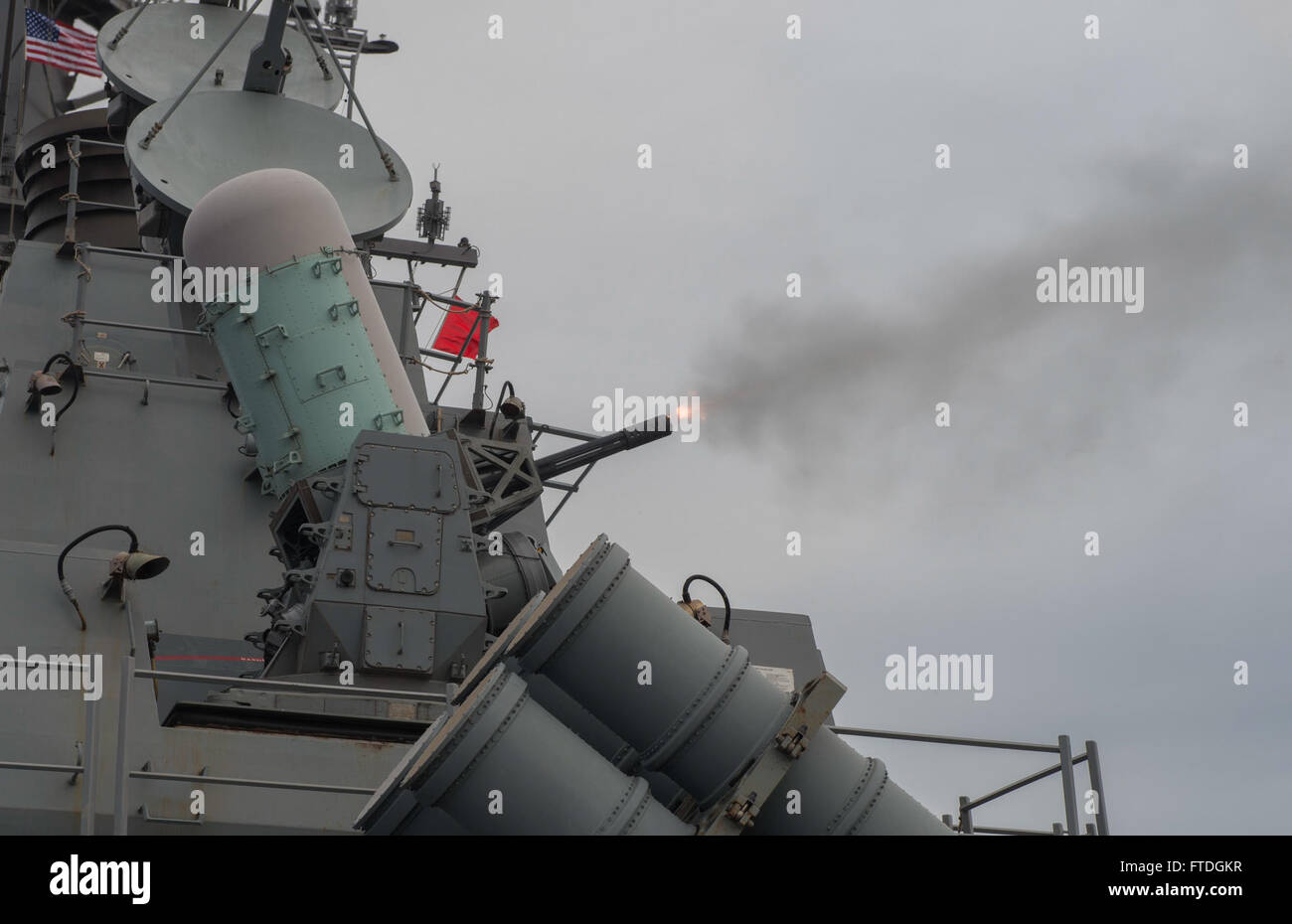 151019-N-OX430-041 Atlantik (19. Oktober 2015) die Arleigh-Burke-Klasse geführte Flugkörper Zerstörer USS The Sullivans (DDG-68) feuert eine Phalanx Close-in Waffensystem während ein Bodenfeuer Übung 19. Oktober 2015. Die Sullivans beteiligt sich an At Sea Demonstration 15 (ASD15), das ist eine U.K gehostet, U.S. erleichtert, multi-nationalen Demonstration der Koalition integrierte Luft- und Raketenabwehr-Fähigkeit. (Foto: U.S. Navy Masse Kommunikation Spezialist Seemann Daniel Gaither/freigegeben) Stockfoto