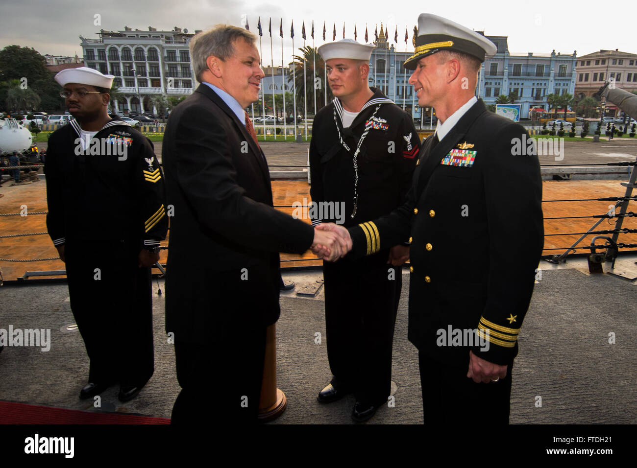 151022-N-AX546-075 BATUMI, Georgien (22. Oktober 2015) CMdR Blair Guy, Kommandierender Offizier der USS Porter (DDG-78), Recht, begrüßt Herr Ian Kelly, US-Botschafter in Georgien, im Rahmen eines Empfangs an Bord des Schiffes in Batumi, Georgien 22. Oktober 2015. Porter, ein Zerstörer der Arleigh-Burke-Klasse-geführte Flugkörper in Rota, Spanien, nach vorne bereitgestellt wird auf einer Routinepatrouille Durchführung von Seeoperationen in den USA 6. Flotte Bereich der Maßnahmen zur Erhöhung der Sicherheit der Vereinigten Staaten in Europa interessiert. (Foto: U.S. Navy Mass Communication Specialist 1. Klasse Sean Spratt/freigegeben) Stockfoto