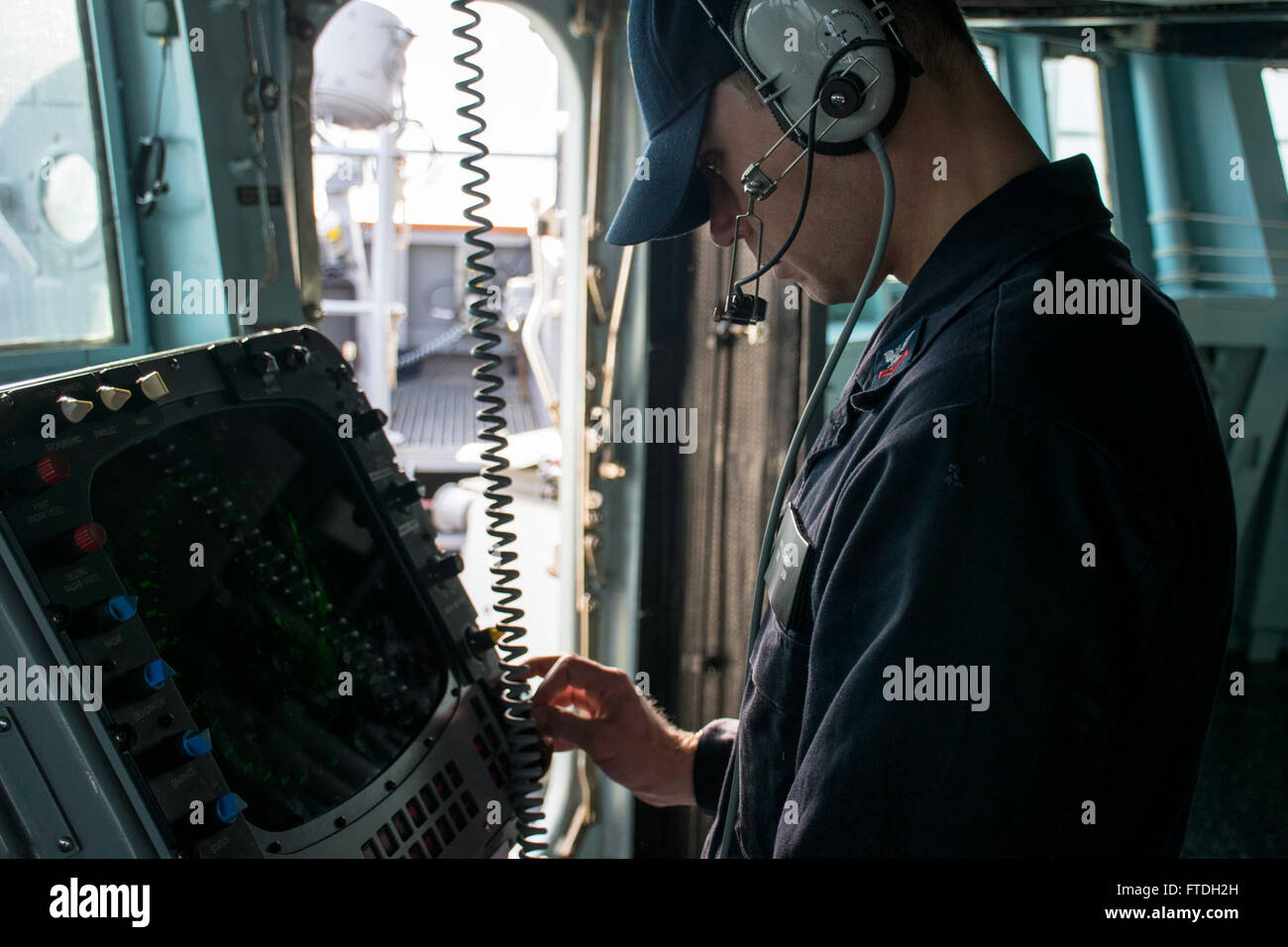 151023-N-AX546-033 BATUMI, Georgien (23. Oktober 2015) Operations Specialist 2. Klasse Ian Burnett, von,, Monitore das Radar scope an Bord USS Porter (DDG-78), wie das Schiff Batumi, Georgien und Köpfe bis zum Schwarzen Meer 23. Oktober 2015 fährt. Porter, ein Zerstörer der Arleigh-Burke-Klasse-geführte Flugkörper in Rota, Spanien, nach vorne bereitgestellt wird auf einer Routinepatrouille Durchführung von Seeoperationen in den USA 6. Flotte Bereich der Maßnahmen zur Erhöhung der Sicherheit der Vereinigten Staaten in Europa interessiert. (Foto: U.S. Navy Mass Communication Specialist 1. Klasse Sean Spratt/freigegeben) Stockfoto
