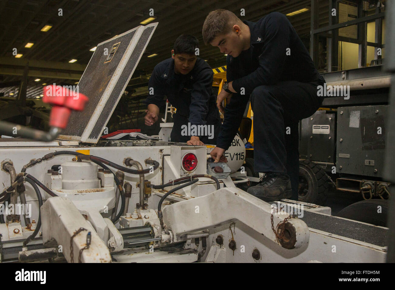 151025-N-KW492-074 Ägäis (25. Oktober 2015) Aviation Support Equipment-Techniker 3. Klasse Daniel Flores, aus Puebla, Mexiko und Aviation Support Equipment-Techniker 3. Klasse Tyler Jewell, aus natürlichen Damm, Arkansas, stellt der Fluss Teiler der spotting Dolly in der Hangarbucht des amphibischen Angriff Schiff USS Kearsarge (LHD-3) beim Egemen 2015, 25. Oktober 2015. Egemen ist eine türkische geführt und gehostete amphibische Übung zur Steigerung taktischen Fertigkeiten und Interoperabilität zwischen den Teilnehmern.  Kearsarge, eingesetzt als Teil der Kearsarge amphibische Gruppe bereit, ist die Durchführung von n Stockfoto