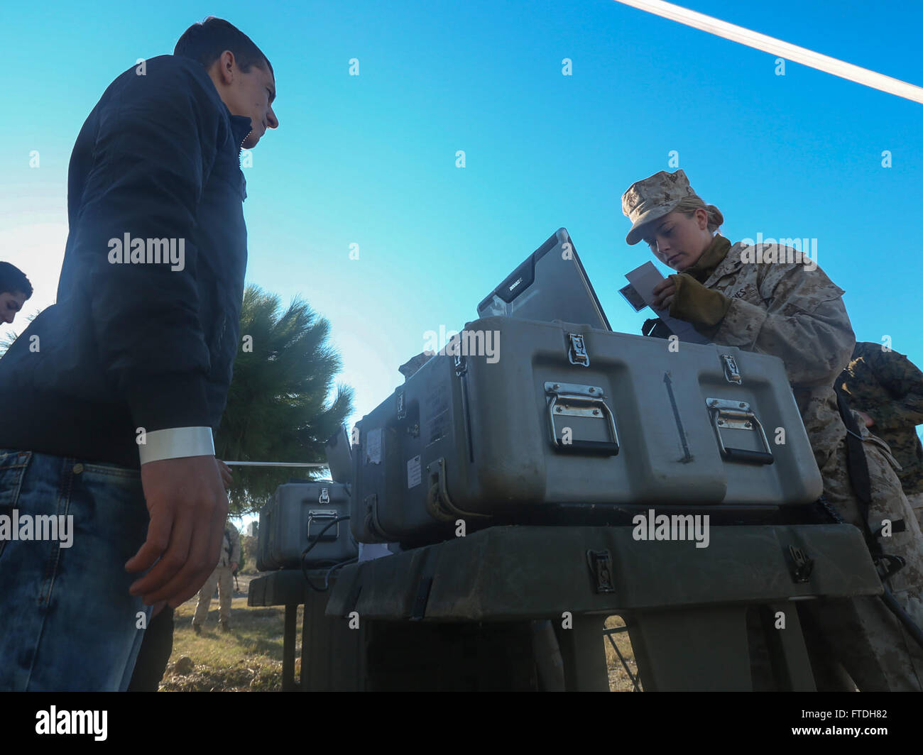 151026-M-AW179-076 KÖRMEN, Türkei (26. Oktober 2015) – A US Marine mit Bekämpfung der Logistik-Bataillon 26, 26. Marine Expeditionary Unit (MEU), eine Rolle des Spielers Informationen überprüft und tritt es in einer elektronischen Datenbank als Teil eines non-Combatant Evakuierung training Übung während der Übung Egemen 2015 Okt. 26. Egemen ist eine türkische geführt und gehostete amphibische Übung zur Steigerung taktischen Fertigkeiten und Interoperabilität zwischen den Teilnehmern. Türkische Marine und Seeleute fungierten als nicht-Kombattanten zu verbessern das Training und erleben Sie es hautnah. (Foto: U.S. Marine Corps kpl. Stockfoto