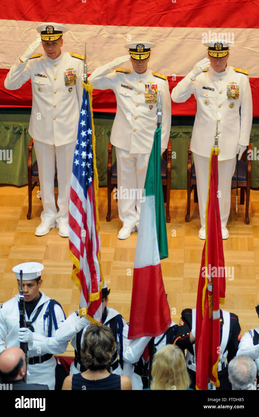 Neapel, Italien (11. Oktober 2013) – Vice Admiral Phil Davidson, links, Admiral Bruce W. Clingan, Center, Commander, US Naval Forces Europe-Africa und Vice Admiral Frank C. Pandolfe, Kommandant, begrüssen die Farben während der Nation-Hymne bei den US 6. Flotte ändern Befehl Zeremonie am Naval Support Aktivität Neapel Capodichino. Während der Zeremonie entlastet Davidson Pandolfe als Kommandant, U.S. 6. Flottille. (Foto: U.S. Navy Masse Kommunikation Spezialist Seemann Robert Price/freigegeben) Stockfoto