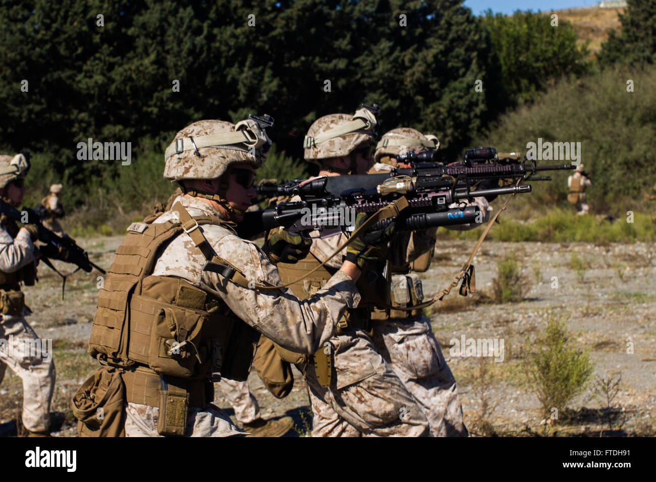 151026-M-ED118-867 KÖRMEN, Türkei (26. Oktober 2015) US-Marines, Golf Company zugewiesen, Battalion Landing Team 2/6, 26. Marine Expeditionary Unit, durchführen amphibische Proben mit türkischen Marines während Übung Egemen 2015 in Körmen, Türkei Okt. 26. Egemen ist eine türkische geführt und gehostete amphibische Übung zur Steigerung taktischen Fertigkeiten und Interoperabilität zwischen den Teilnehmern.  Die 26. Marine Expeditionary Unit wird in der 6. Flotte Teil zur Unterstützung der nationalen Sicherheitsinteressen der USA in Europa bereitgestellt. (Foto: U.S. Marine Corps CPL Jalen D. Phillips / veröffentlicht) Stockfoto