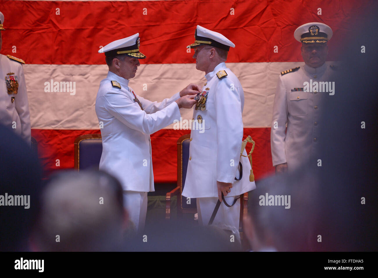 Neapel, Italien (11. Oktober 2013) – Admiral Bruce W. Clingan, links, Commander, US Naval Forces Europe-Africa, pins die Navy Distinguished Service Medal auf Vice Admiral Frank C. Pandolfe, Commander, US 6. Flotte, während die US 6. Flotte ändern Befehl Zeremonie am Naval Support Aktivität Neapel Capodichino. Während der Zeremonie war Pandolfe von Vice Admiral Phil Davidson erleichtert, als Commander, U.S. 6. Flottille. (Foto: U.S. Navy Mass Communication Specialist 2. Klasse Jared King/freigegeben) Stockfoto