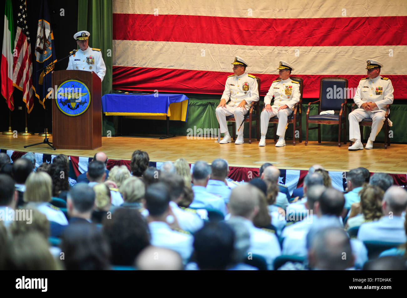 Neapel, Italien (11. Oktober 2013) - Vice Admiral Frank C. Pandolfe, Commander, U.S. 6. Flottille, spricht für die Gäste während der US 6. Flotte ändern Befehl Zeremonie am Naval Support Aktivität Neapel Capodichino. Während der Zeremonie war Pandolfe von Vice Admiral Phil Davidson erleichtert, als Commander, U.S. 6. Flottille. (Foto: U.S. Navy Mass Communication Specialist 2. Klasse Corey Hensley/freigegeben) Stockfoto