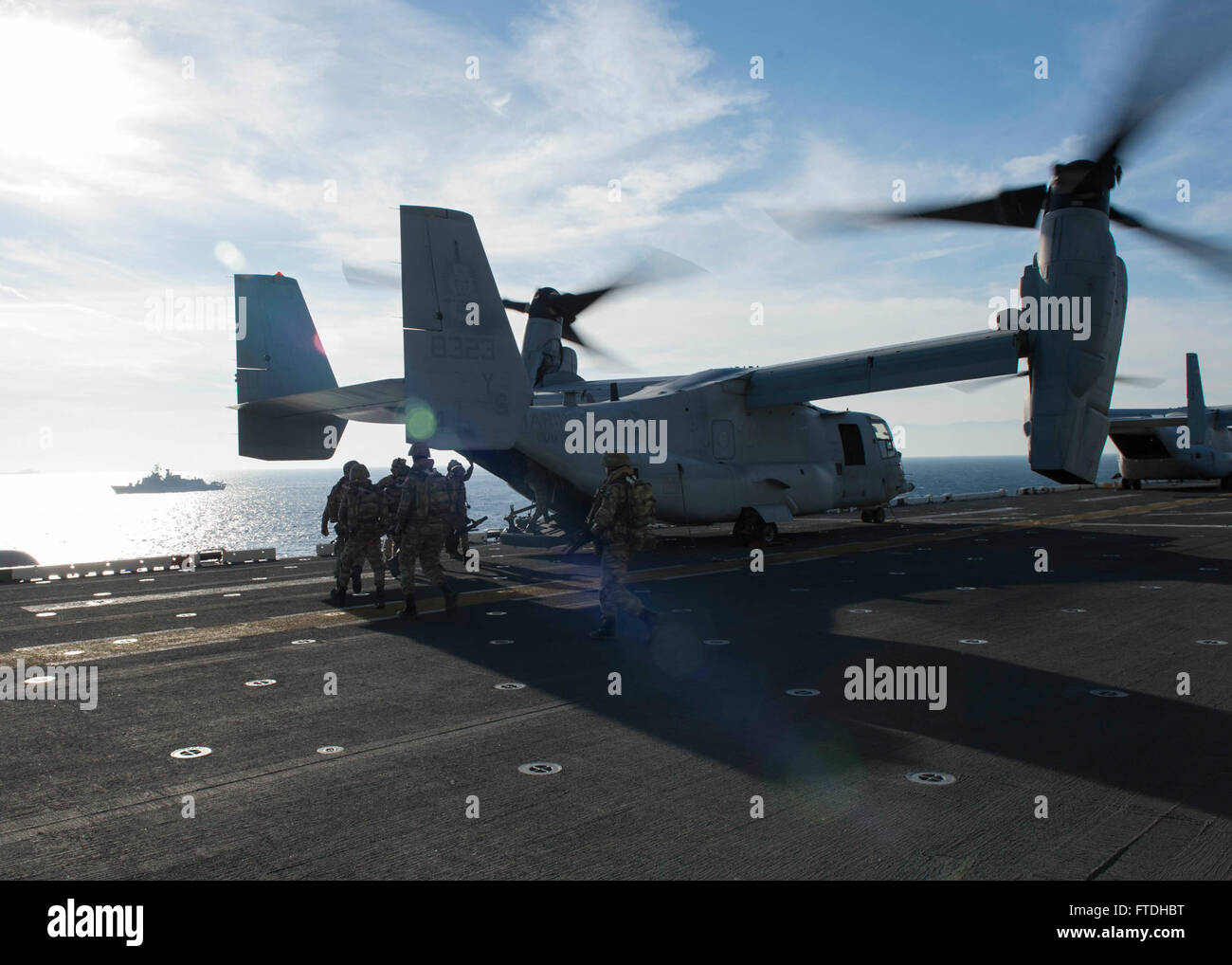 151027-N-AX638-048 Ägäis (27. Oktober 2015) türkische Marines an Bord ein MV-22 Osprey auf dem Flugdeck der amphibischen Angriff Schiff USS Kearsarge (LHD-3) während der Teilnahme an der Übung Egemen 2015, Okt. 27. Egemen ist eine türkische geführt und gehostete amphibische Übung zur Steigerung taktischen Fertigkeiten und Interoperabilität zwischen den Teilnehmern.  Kearsarge, eingesetzt als Teil der Kearsarge amphibische Gruppe bereit, führt Marinebetriebe in den USA 6. Flotte Bereich der Maßnahmen zur Erhöhung der Sicherheit der Vereinigten Staaten in Europa interessiert. (US Navy Foto von Massenkommunikation Spezialist Stockfoto