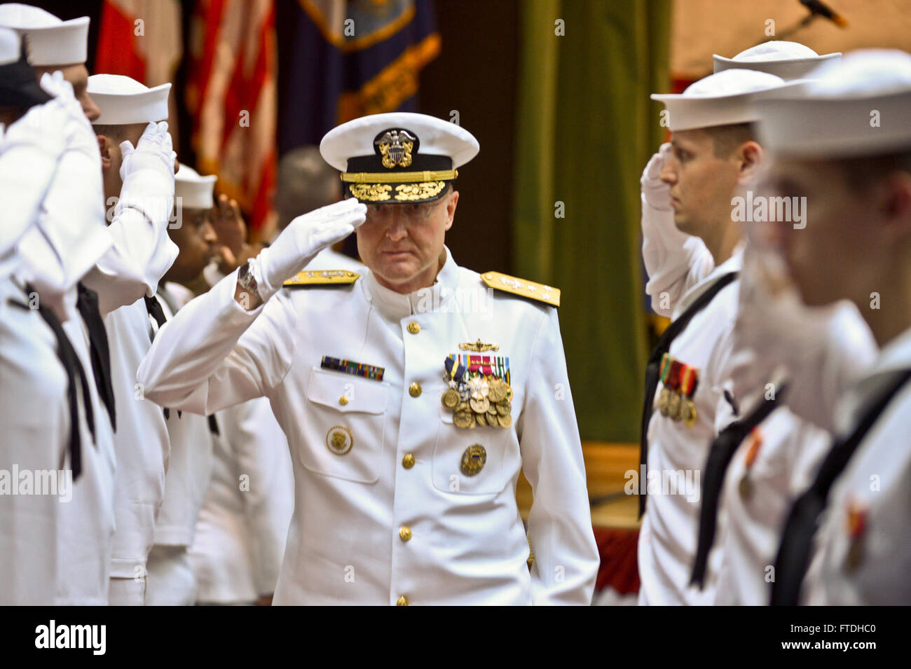 Neapel, Italien (11. Oktober 2013) Vice Admiral Frank C. Pandolfe fährt nach den USA 6. Flottille ändern Befehl Zeremonie am Naval Support Aktivität Neapel Capodichino.  Während der Zeremonie, Vice Admiral Phil Davidson entlastet Pandolfe als Kommandant, U.S. 6. Flottille. (Foto: U.S. Navy Masse Kommunikation Spezialist Seemann Weston Jones/freigegeben) Stockfoto