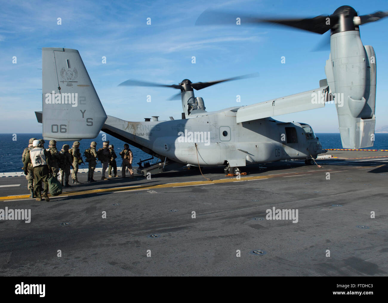 151027-N-AX638-064 Ägäis (27. Oktober 2015) türkische Marines an Bord ein MV-22 Osprey auf dem Flugdeck der amphibischen Angriff Schiff USS Kearsarge (LHD-3) während der Teilnahme an der Übung Egemen 2015, Okt. 27. Egemen ist eine türkische geführt und gehostete amphibische Übung zur Steigerung taktischen Fertigkeiten und Interoperabilität zwischen den Teilnehmern.  Kearsarge, eingesetzt als Teil der Kearsarge amphibische Gruppe bereit, führt Marinebetriebe in den USA 6. Flotte Bereich der Maßnahmen zur Erhöhung der Sicherheit der Vereinigten Staaten in Europa interessiert. (US Navy Foto von Massenkommunikation Spezialist Stockfoto