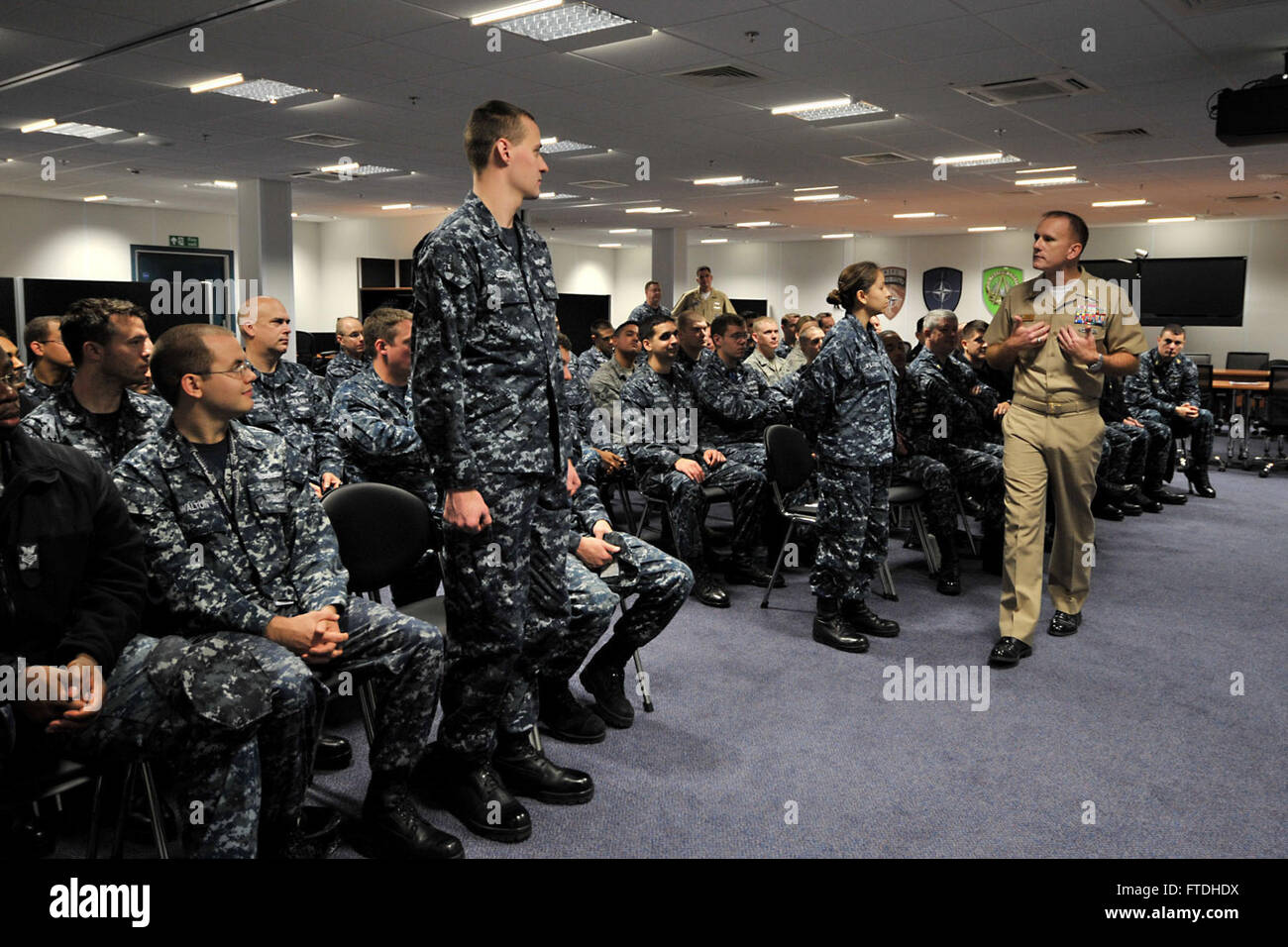 151027-F-LG169-011 RAF MOLESWORTH, Vereinigtes Königreich (27. Oktober 2015) U.S. Naval Forces Europe-Africa Fleet Master Chief Steven Giordano, rechtsextremen, spricht mit Servicemembers Joint Intelligence Operations Center, Analytic Europazentrum während eines Anrufs alle Hände an RAF Molesworth, Vereinigtes Königreich, 27. Oktober 2015 zugewiesen. US Naval Forces Europe-Africa, mit Sitz in Neapel, Italien, überwacht gemeinsame und Marine, oft im Konzert mit Alliierten, gemeinsame und ressortübergreifende Partnern, um nationale Interessen der USA, Sicherheit und Stabilität in Europa und Afrika zu fördern. (U.S. Air Force photo Stockfoto