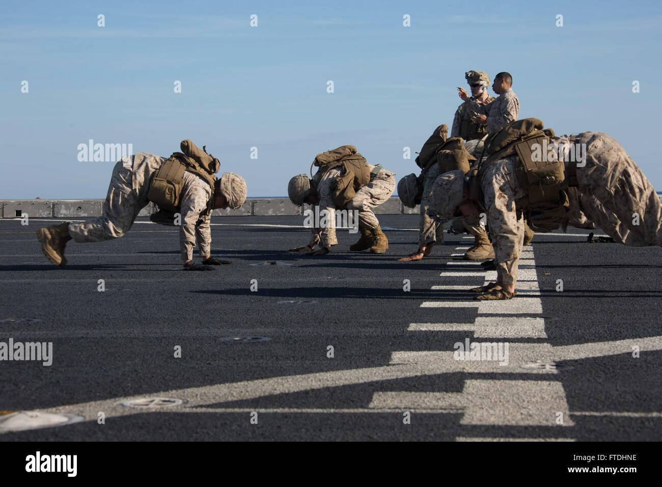 151031-M-CV548-059 Mittelmeer (31. Oktober 2015) Marines zugewiesen Echo Batterie, Battalion Landing Team 2/6, 26. Marine Expeditionary Unit (MEU) körperliches Training durchzuführen, um ihre Herzfrequenz zu erhöhen, während der Teilnahme an einer Übung scharfer Munition an Bord der amphibischen Transportschiff der Dock USS Arlington (LPD 24) 31. Oktober 2015. Arlington und der 26. MEU führen Marinebetriebe in den USA 6. Flotte Bereich der Maßnahmen zur Erhöhung der Sicherheit der Vereinigten Staaten in Europa interessiert. (Foto: U.S. Marine Corps CPL. Jeraco J. Jenkins/freigegeben) Stockfoto