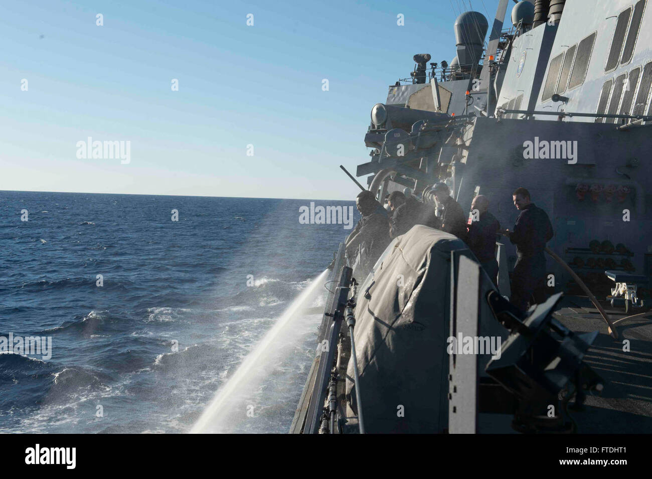 151103-N-TC720-019 Mittelmeer (3. November 2015) Matrosen an Bord USS Donald Cook (DDG-75) Spülen Sie die Sprinkleranlage mit einem Feuerwehrschlauch 3. November 2015. Donald Cook, ein Zerstörer der Arleigh-Burke-Klasse geführte Flugkörper, nach vorn in Rota, Spanien bereitgestellt ist die Durchführung einer Routine-Patrouille in den USA 6. Flotte Bereich der Maßnahmen zur Erhöhung der Sicherheit der Vereinigten Staaten in Europa interessiert. (Foto: U.S. Navy Mass Communication Specialist 3. Klasse Matte Murch/freigegeben) Stockfoto