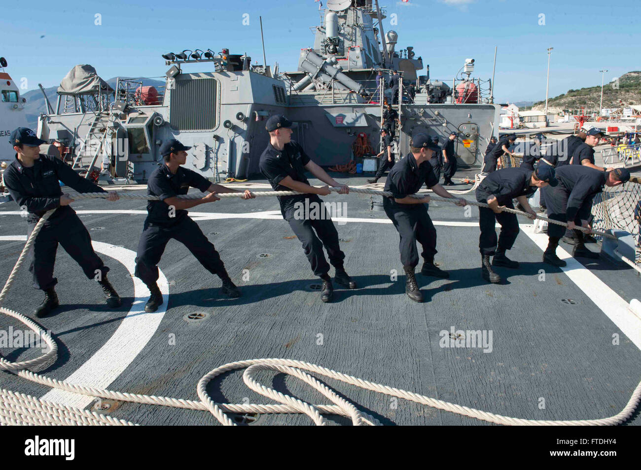 151109-N-TC720-213 SOUDA-Bucht, Griechenland (9. November 2015) Matrosen an Bord USS Donald Cook (DDG-75) hieven um eine Befestigungsleine wie das Schiff an der Pier in der Bucht von Souda, Griechenland, Mauren für ein planmäßigen Anschluss besuchen Sie 9. November 2015. Donald Cook, ein Zerstörer der Arleigh-Burke-Klasse geführte Flugkörper, nach vorn in Rota, Spanien bereitgestellt ist die Durchführung einer Routine-Patrouille in den USA 6. Flotte Bereich der Maßnahmen zur Erhöhung der Sicherheit der Vereinigten Staaten in Europa interessiert. (Foto: U.S. Navy Mass Communication Specialist 3. Klasse Matte Murch/freigegeben) Stockfoto