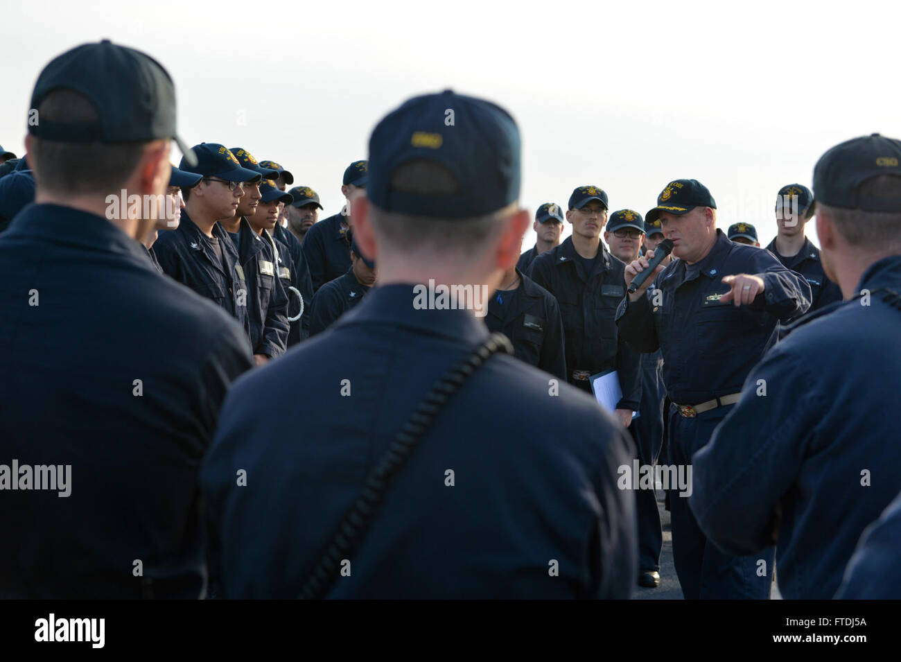 1151125-N-XT273-670 Mittelmeer (25. November 2015) CMdR Russell Caldwell, Kommandierender Offizier der USS Ross (DDG-71), führt einen Aufruf alle Hände an Bord Ross 25. November 2015. Ross, ein Zerstörer der Arleigh-Burke-Klasse geführte Flugkörper, vorwärts bereitgestellt, Rota, Spanien, ist die Durchführung einer Routine-Patrouille in den USA 6. Flotte Bereich der Maßnahmen zur Erhöhung der Sicherheit der Vereinigten Staaten in Europa interessiert. (Foto: U.S. Navy Mass Communication Specialist 2. Klasse Justin Stumberg/freigegeben) Stockfoto