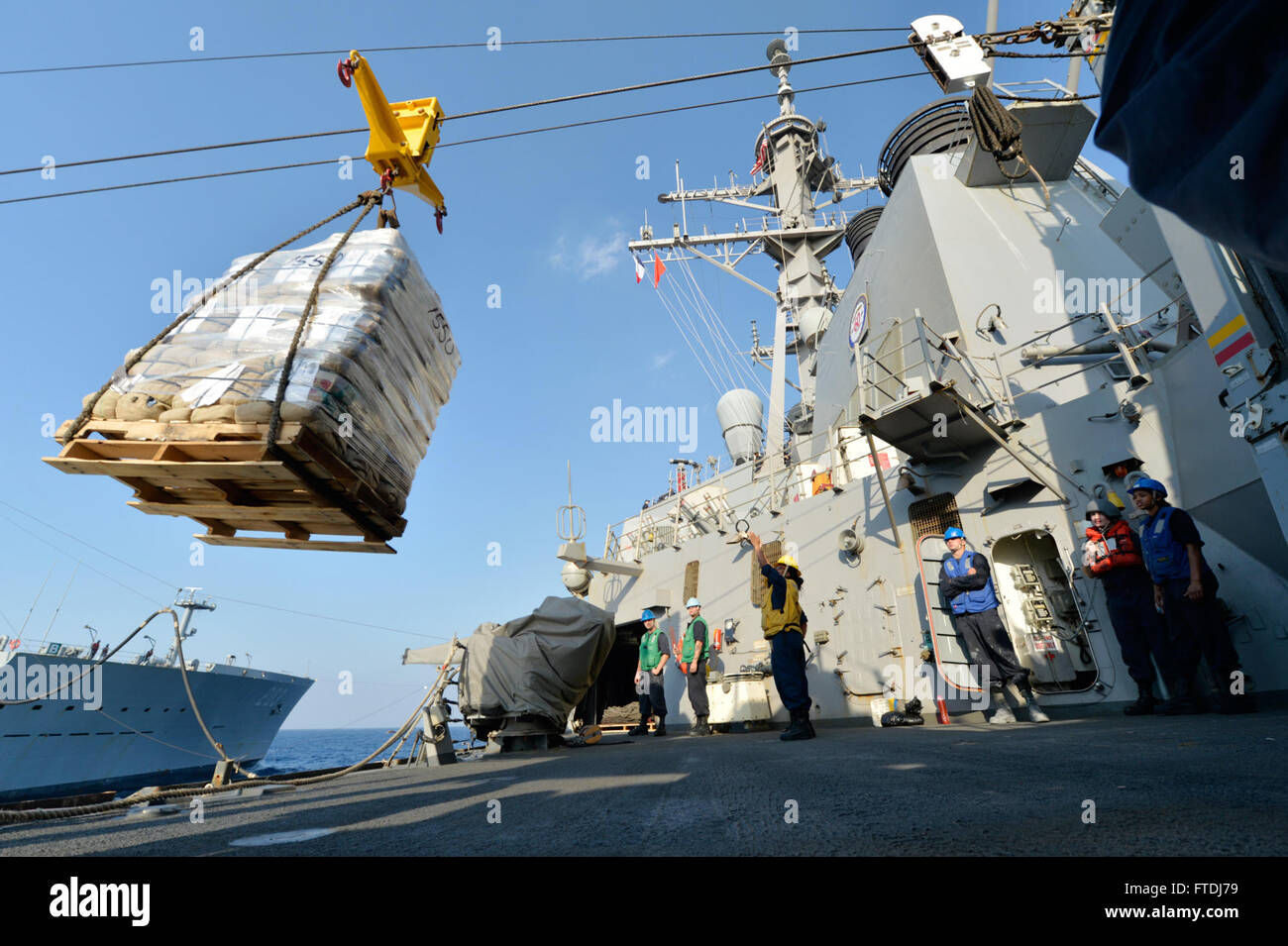 151127-N-XT273-204 Mittelmeer (27. November 2015) Matrosen an Bord USS Ross (DDG 71) führen ein Nachschub auf See mit den Military Sealift Command Flotte Nachschub Öler USNS Laramie (T-AO 203) 27. November 2015. Ross, ein Zerstörer der Arleigh-Burke-Klasse geführte Flugkörper, vorwärts bereitgestellt, Rota, Spanien, ist die Durchführung einer Routine-Patrouille in den USA 6. Flotte Bereich der Maßnahmen zur Erhöhung der Sicherheit der Vereinigten Staaten in Europa interessiert. (Foto: U.S. Navy Mass Communication Specialist 2. Klasse Justin Stumberg/freigegeben) Stockfoto