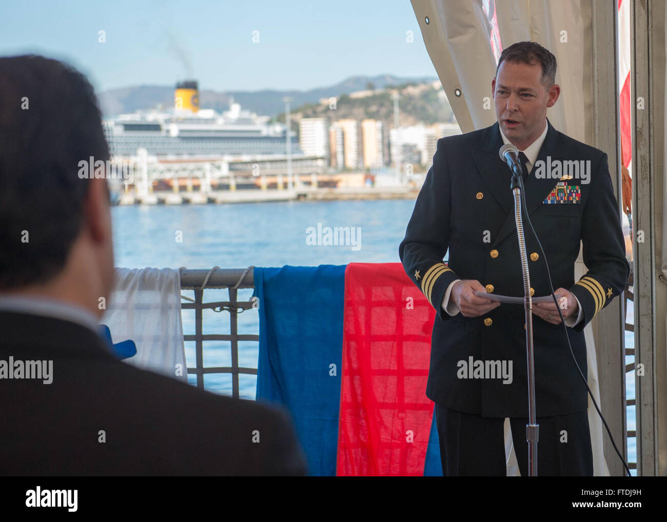 151130-N-AO823-091-MALAGA, Spanien (30. November 2015)--CMdR Hank Allen, Kommandierender Offizier der geführte Flugkörper Zerstörer USS Bulkeley (DDG-84), liefert Bemerkungen bei einem Empfang auf dem Schiff Flugdeck. Bulkeley, Bestandteil der Harry S. Truman Carrier Strike Group, führt Marinebetriebe in den USA 6. Flotte Bereich der Maßnahmen zur Erhöhung der Sicherheit der Vereinigten Staaten in Europa und Afrika interessiert. (Foto: U.S. Navy Mass Communication Specialist 2. Klasse M. J. Lieberknecht/freigegeben) Stockfoto