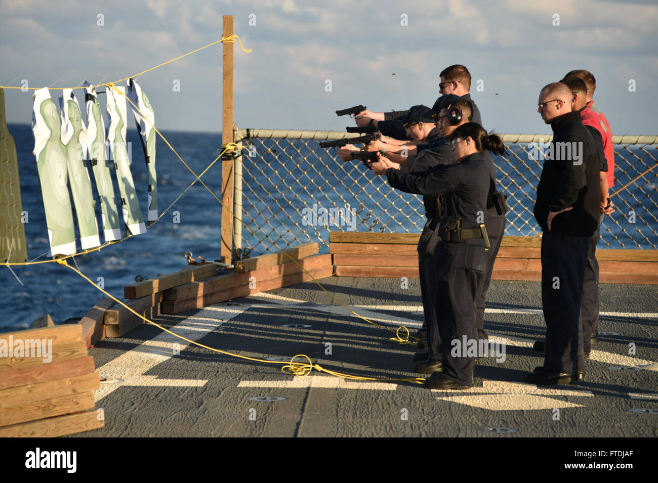 151130-N-XT273-605 Mittelmeer (30. November 2015) Segler führen Kleinwaffen Ausbildung an Bord USS Ross (DDG 71) 30. November 2015. Ross, ein Zerstörer der Arleigh-Burke-Klasse geführte Flugkörper, vorwärts bereitgestellt, Rota, Spanien, ist die Durchführung einer Routine-Patrouille in den USA 6. Flotte Bereich der Maßnahmen zur Erhöhung der Sicherheit der Vereinigten Staaten in Europa interessiert. (Foto: U.S. Navy Mass Communication Specialist 2. Klasse Justin Stumberg/freigegeben) Stockfoto