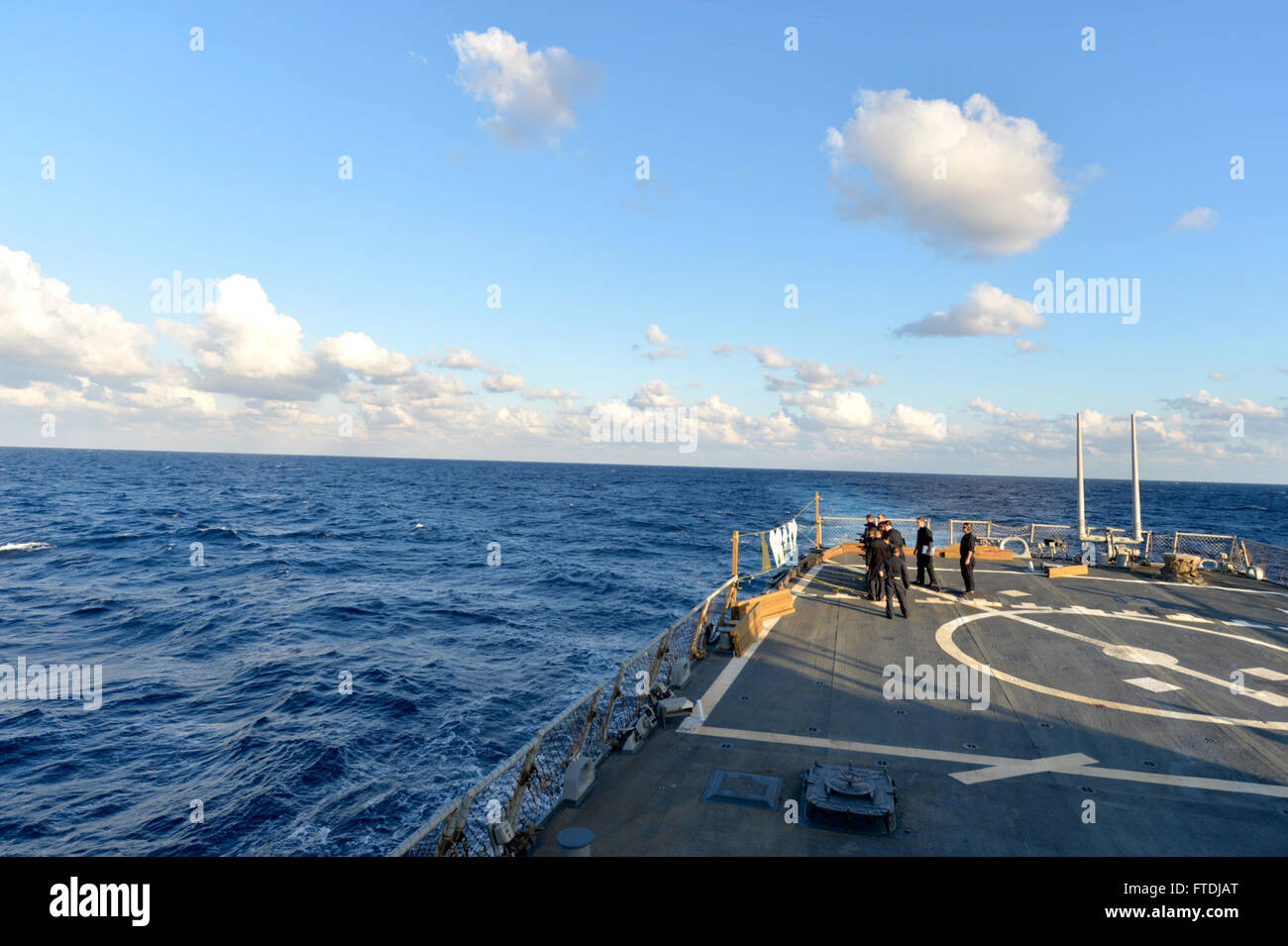 151130-N-XT273-333 Mittelmeer (30. November 2015) Segler führen Kleinwaffen Ausbildung an Bord USS Ross (DDG 71) 30. November 2015. Ross, ein Zerstörer der Arleigh-Burke-Klasse geführte Flugkörper, vorwärts bereitgestellt, Rota, Spanien, ist die Durchführung einer Routine-Patrouille in den USA 6. Flotte Bereich der Maßnahmen zur Erhöhung der Sicherheit der Vereinigten Staaten in Europa interessiert. (Foto: U.S. Navy Mass Communication Specialist 2. Klasse Justin Stumberg/freigegeben) Stockfoto