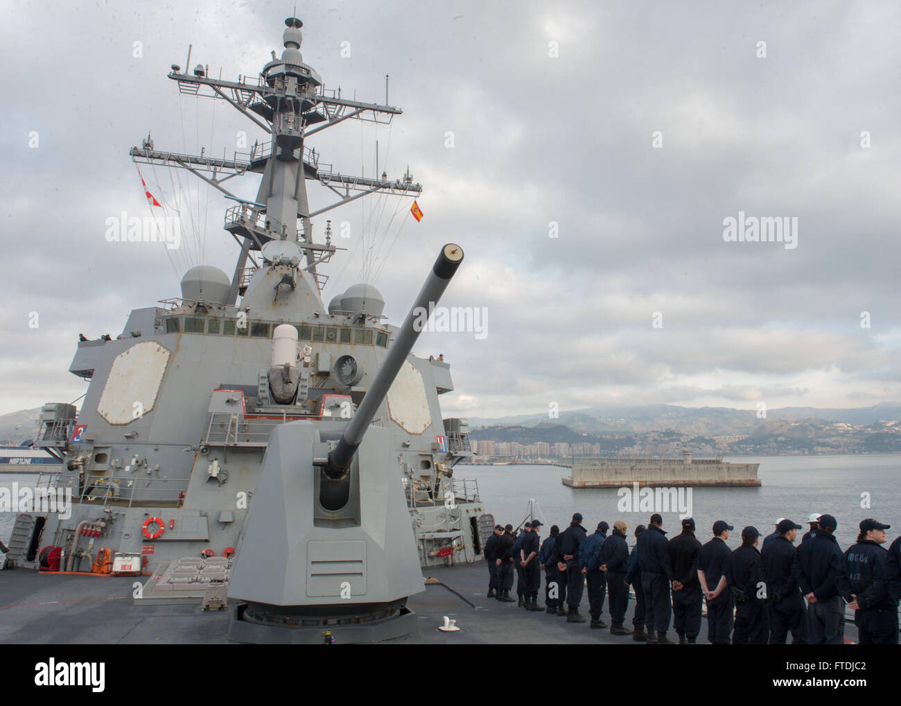 Die USS Bulkeley (DDG 84) verlässt am 2. Dezember Malaga, Spanien. 2015. das Schiff ist Teil der 6. US-Flotte und beschäftigt sich mit Operationen zur Unterstützung der nationalen Sicherheit in Europa und Afrika. Stockfoto